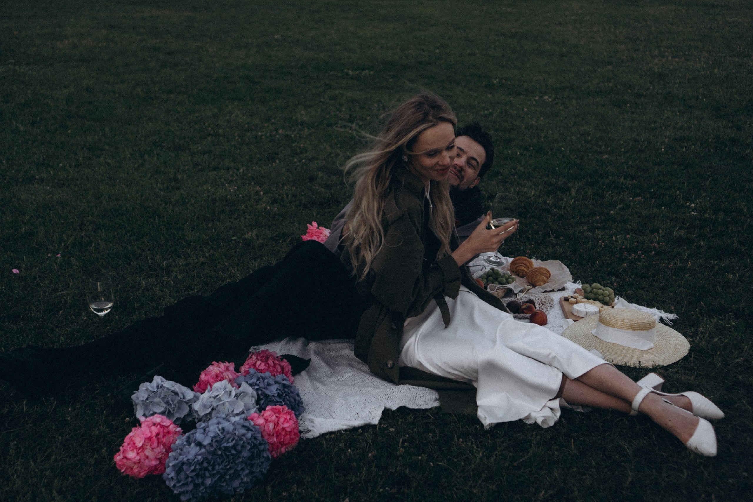 СВАДЕБНАЯ СЬЕМКА ПАРЫ НА РАССВЕТЕ В БЕЛЫЕ НОЧИ И ПРОГУЛКА С РАЗВОДНЫМИ МОСТАМИ И ПИКНИК ВОЗЛЕ ИСАКИЕВСКОГО СОБОРА. Профессиональный фотограф, Санкт-Петербург — Виктория Богомолова