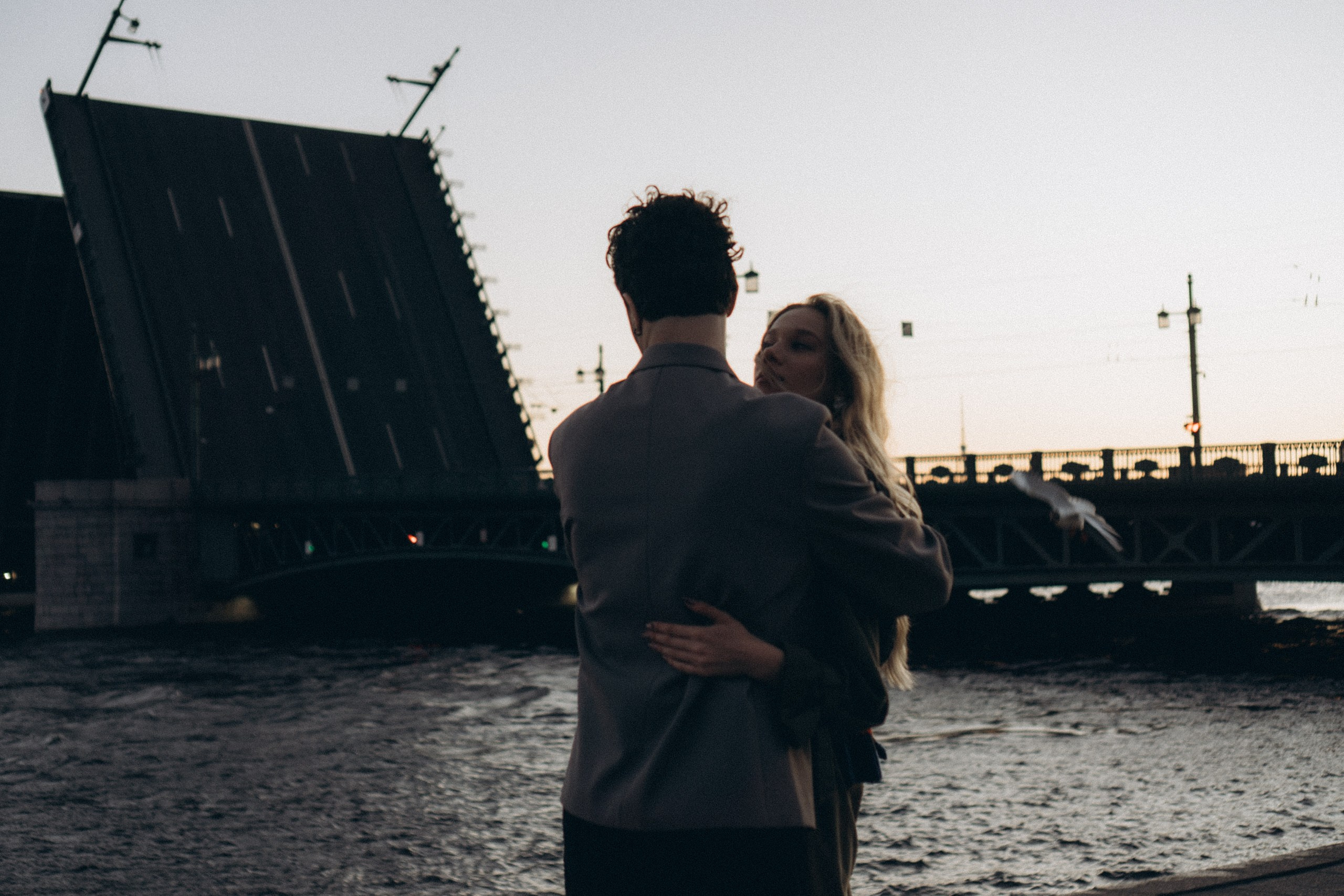 СВАДЕБНАЯ СЬЕМКА ПАРЫ НА РАССВЕТЕ В БЕЛЫЕ НОЧИ И ПРОГУЛКА С РАЗВОДНЫМИ МОСТАМИ И ПИКНИК ВОЗЛЕ ИСАКИЕВСКОГО СОБОРА. Профессиональный фотограф, Санкт-Петербург — Виктория Богомолова