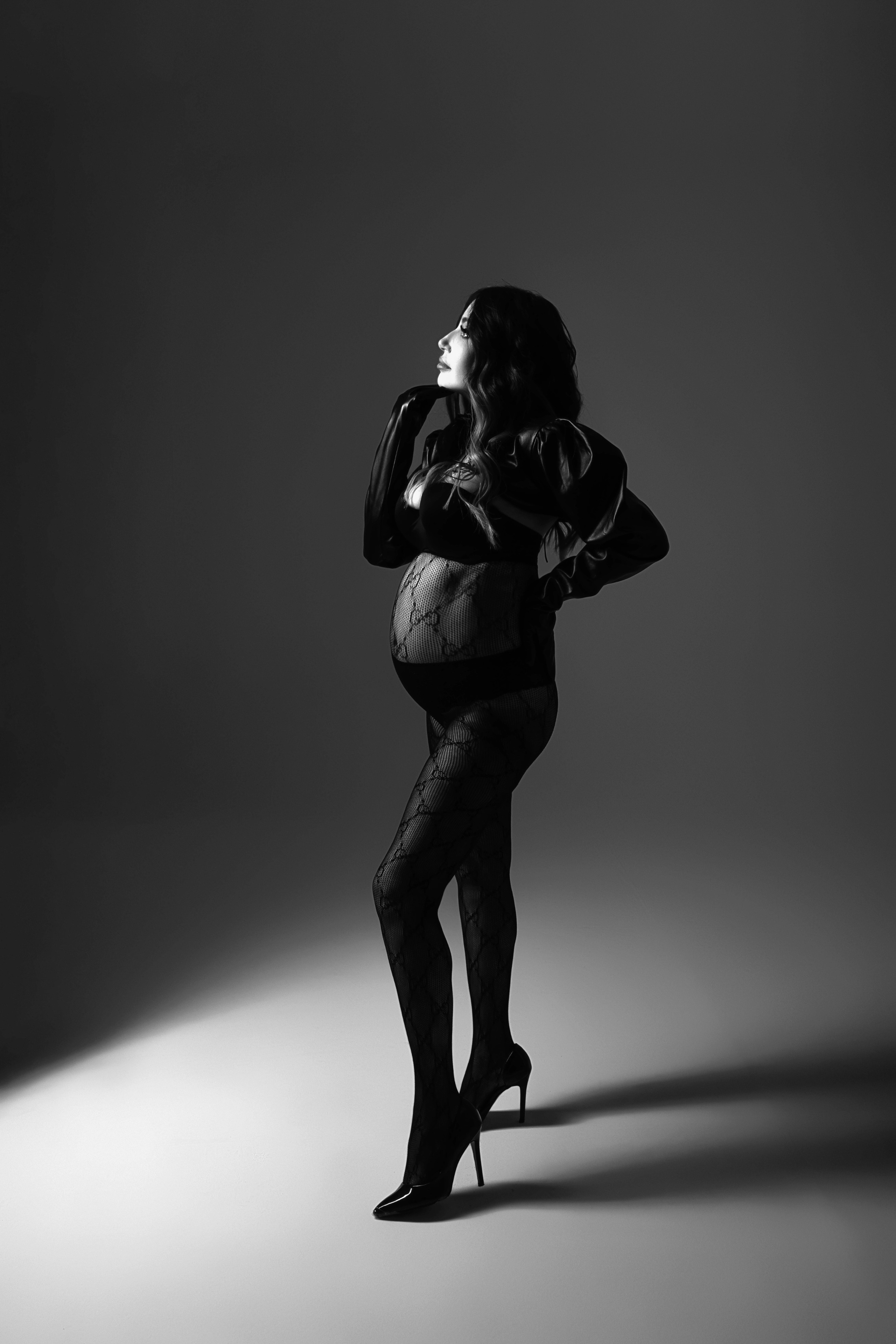 Бюстье, колготки, кожаные рукава. Фотограф Анна Качан
