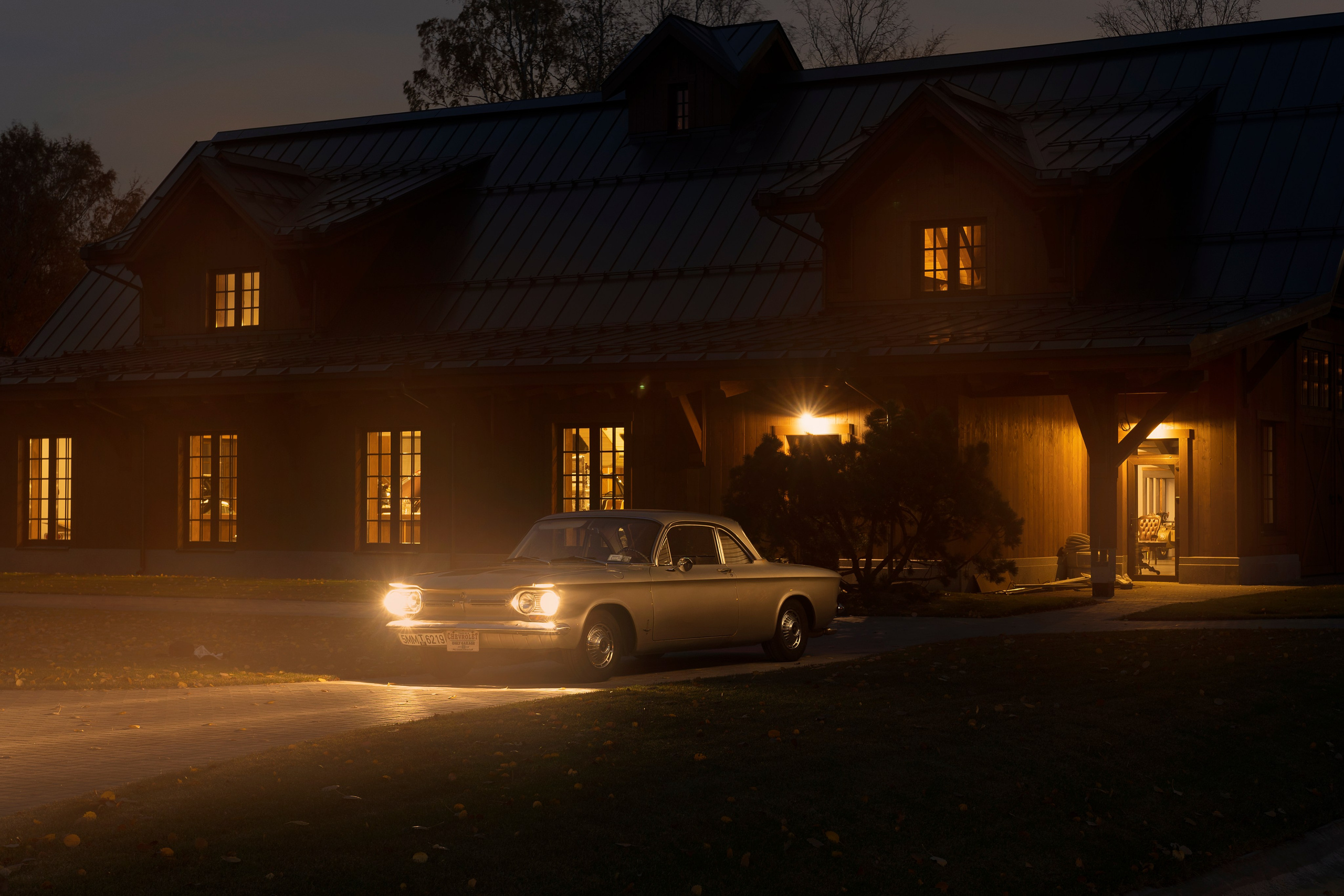 Стильный американский автомобиль chevrolet осенью