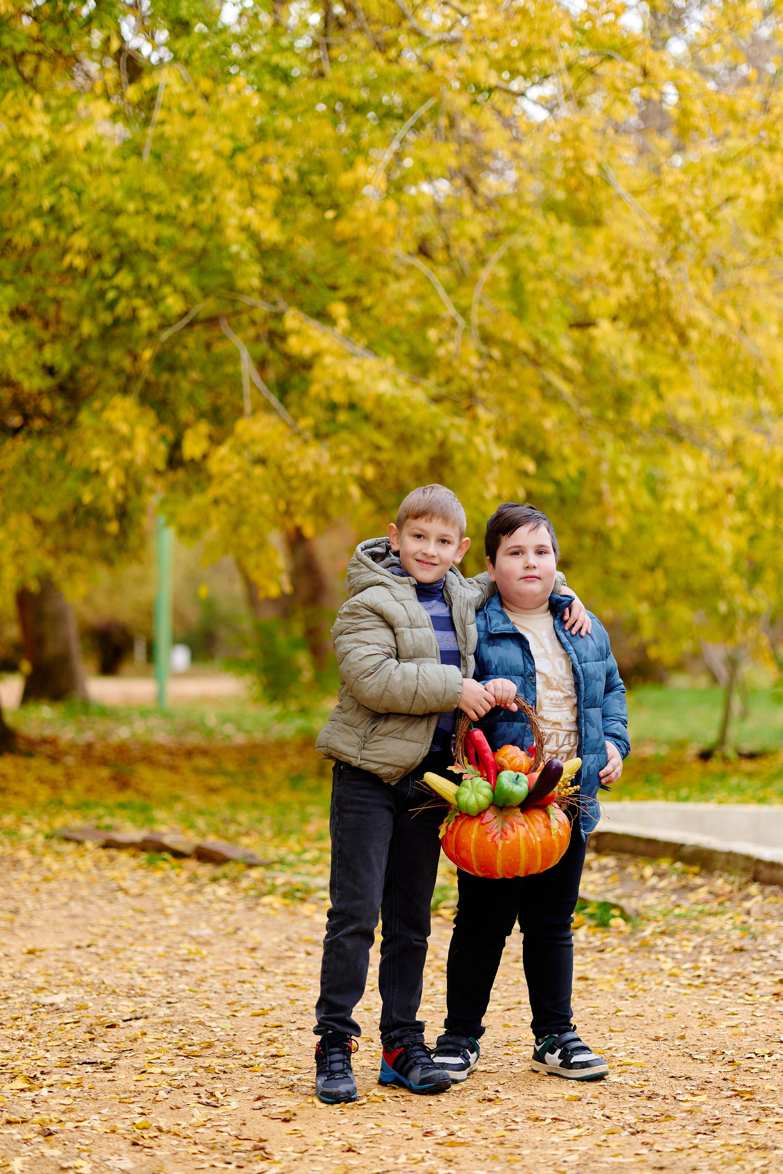 Прогулка в парке классом. Фотограф Выпускные альбомы Таганрог Сергей Коробченко