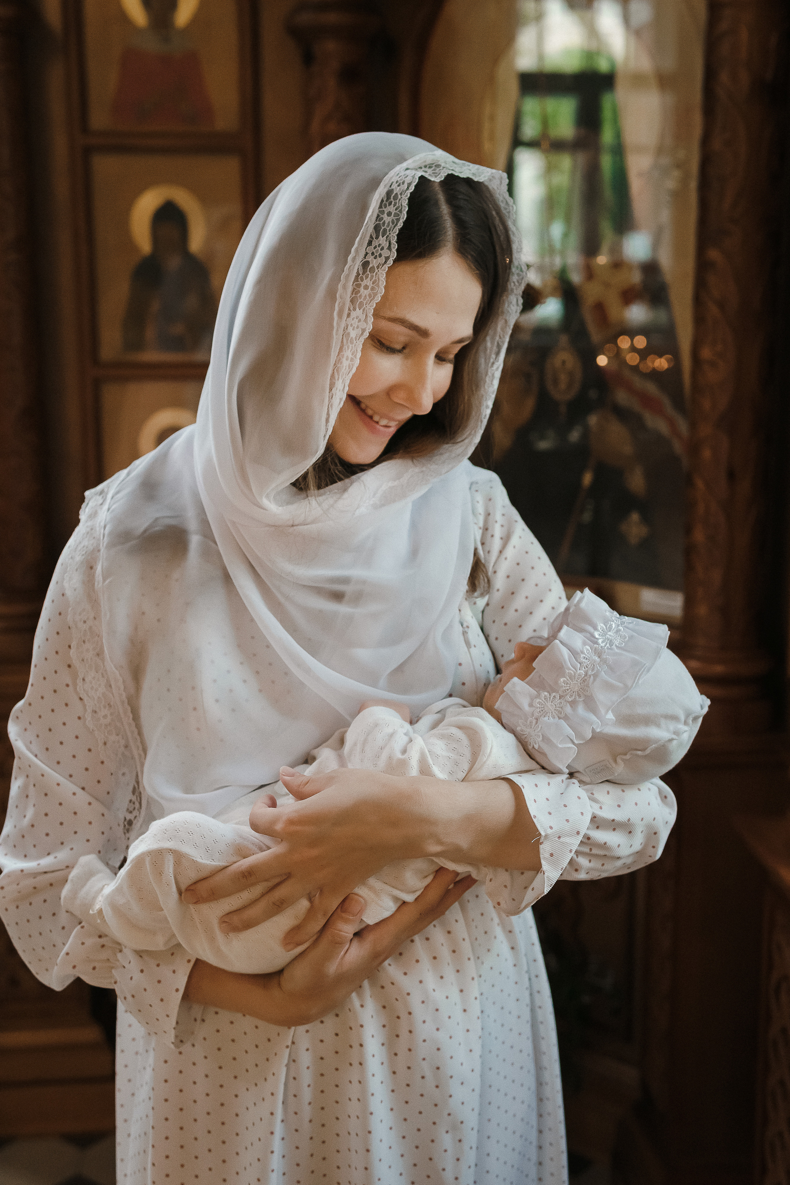 Портрет матери и младенца в храме. Семейный фотограф в Воронеже