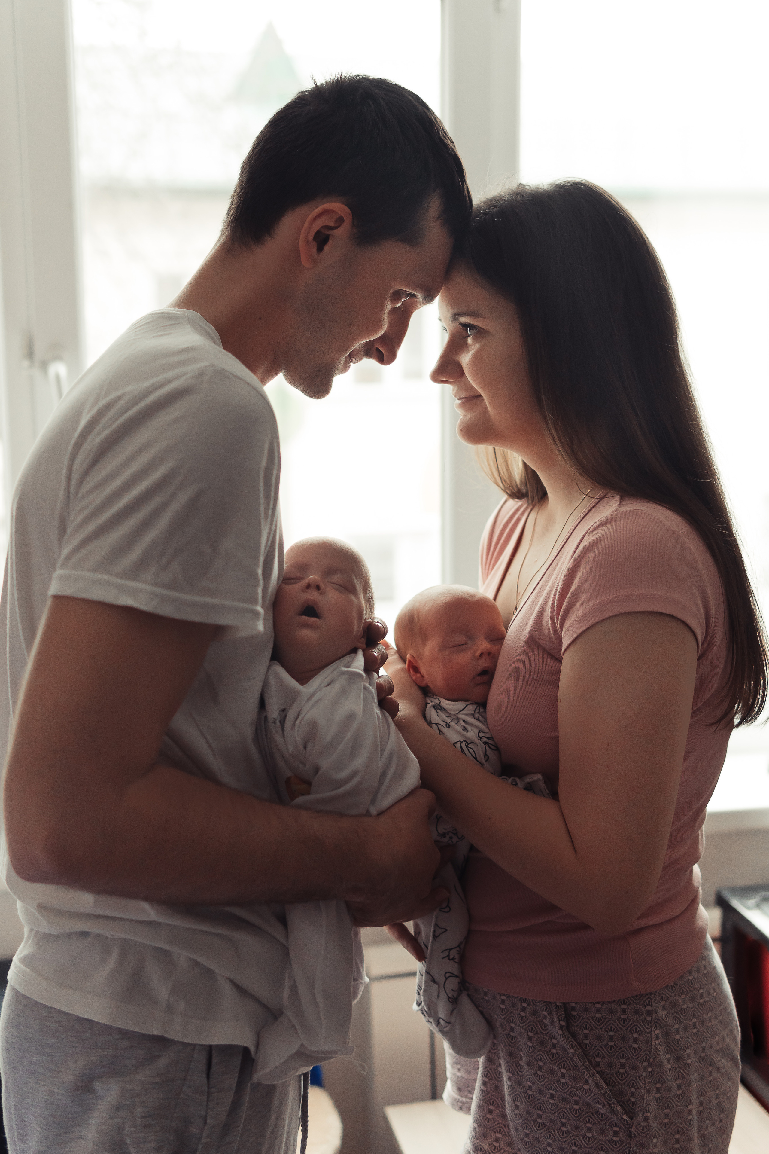 Новорожденные близнецы с родителями. Фотограф на выписку в Воронеже