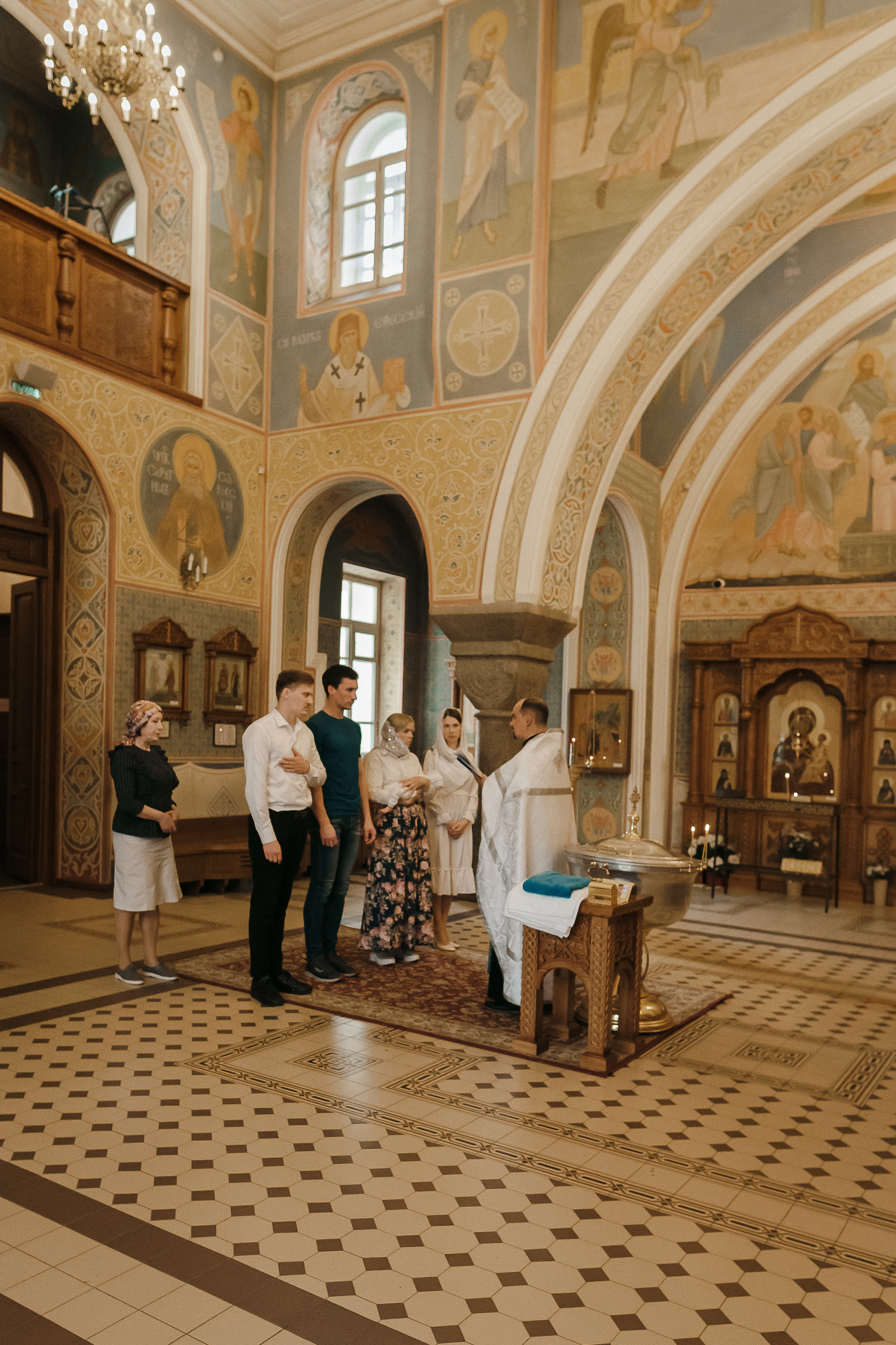 Общий план церкви во время таинства крещения. Фотограф на крестины. Кто может быть крестным