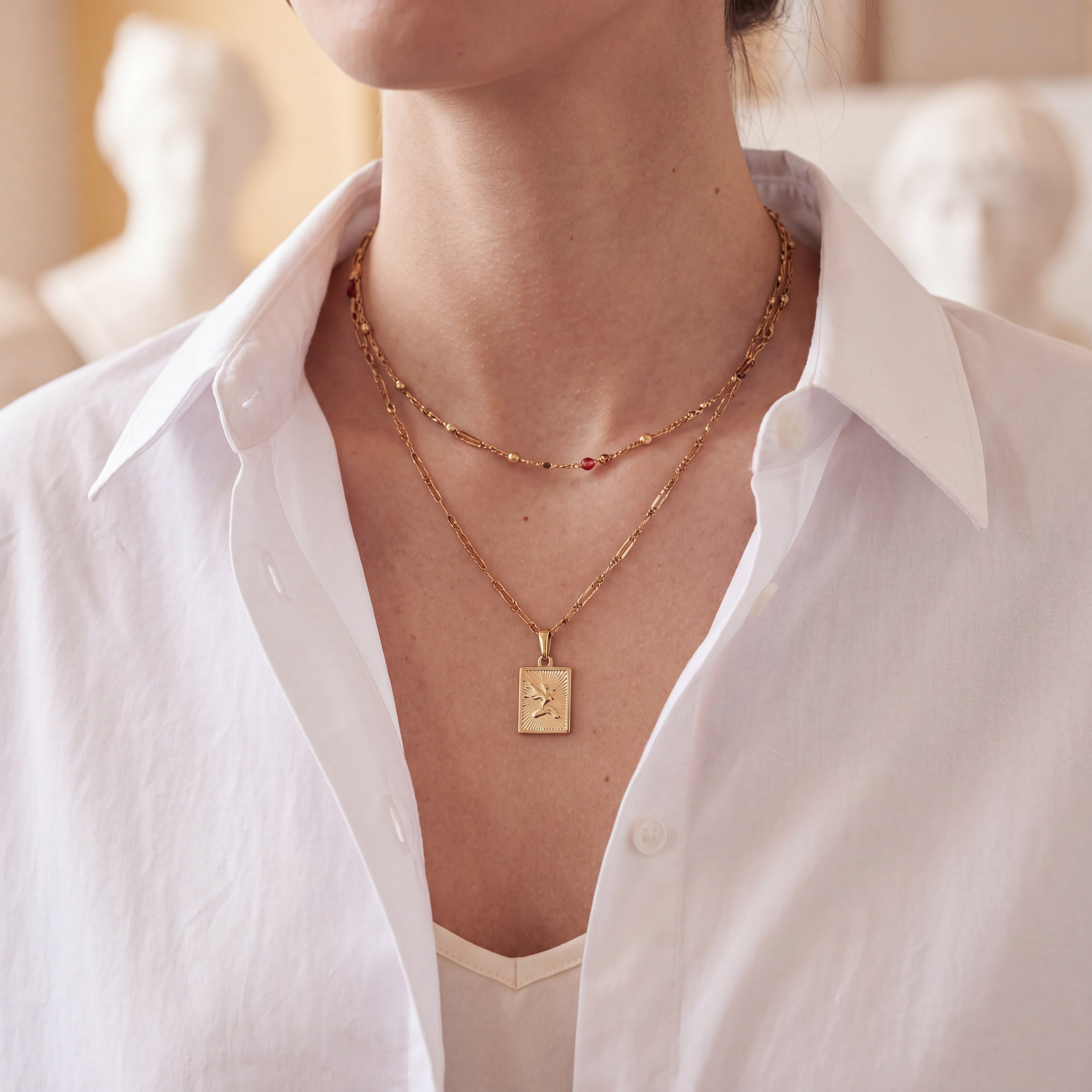 Имиджевая ИИ-фотосессия: крупный план золотой цепочки на AI-модели в белой рубашке, для брендов косметики и аксессуаров, формирующих эмоциональную связь