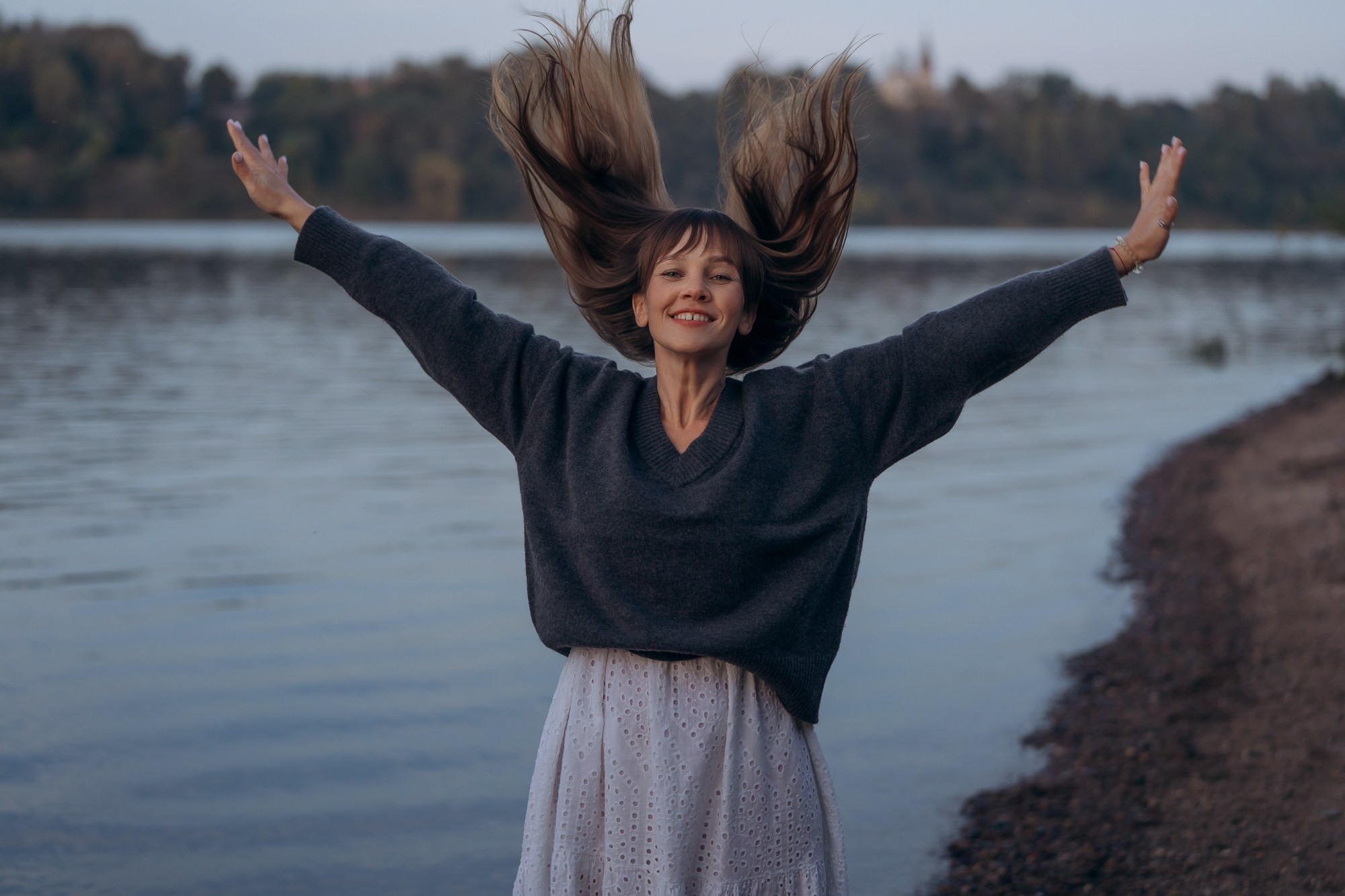 Индивидуальная летняя фотосессия на берегу реки. Свадебный и репортажный фотограф в Ярославле Евгений Сальников