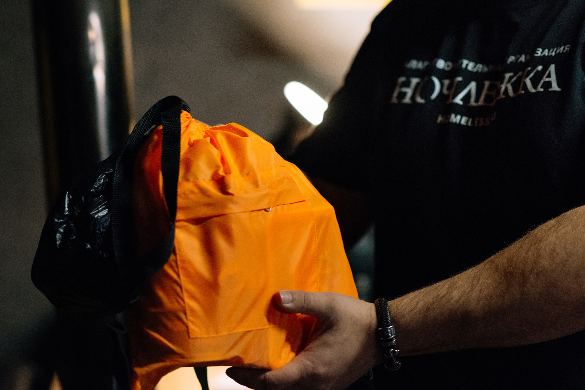 Выдача подарков в Пункте обогрева и Ночном приюте. Репортажный фотограф в Санкт-Петербурге Анастасия Клёпова