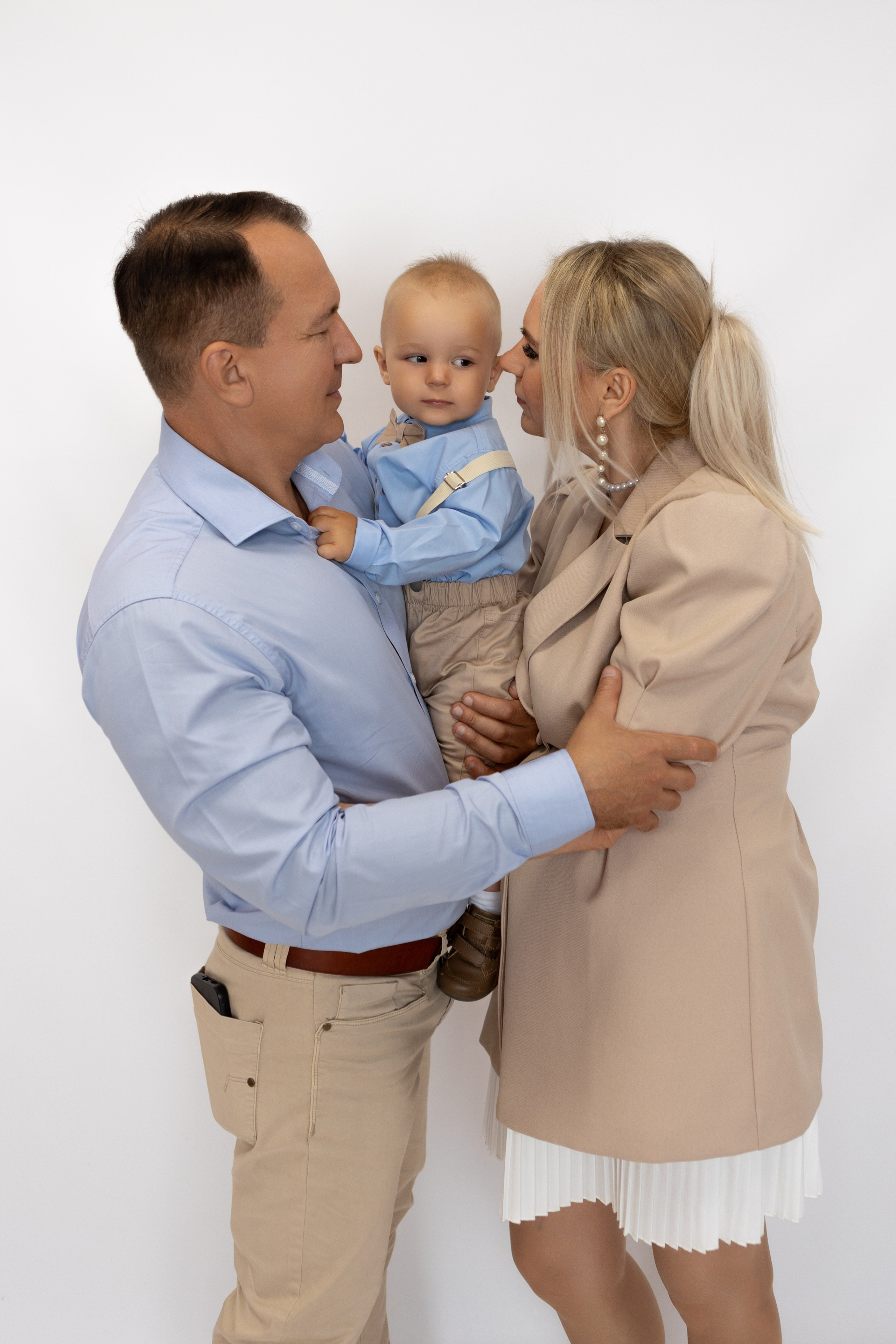 Фото с родителями на однотонных фонах. Фотограф новорожденных. Детский и семейный фотограф Марьяна Юдина