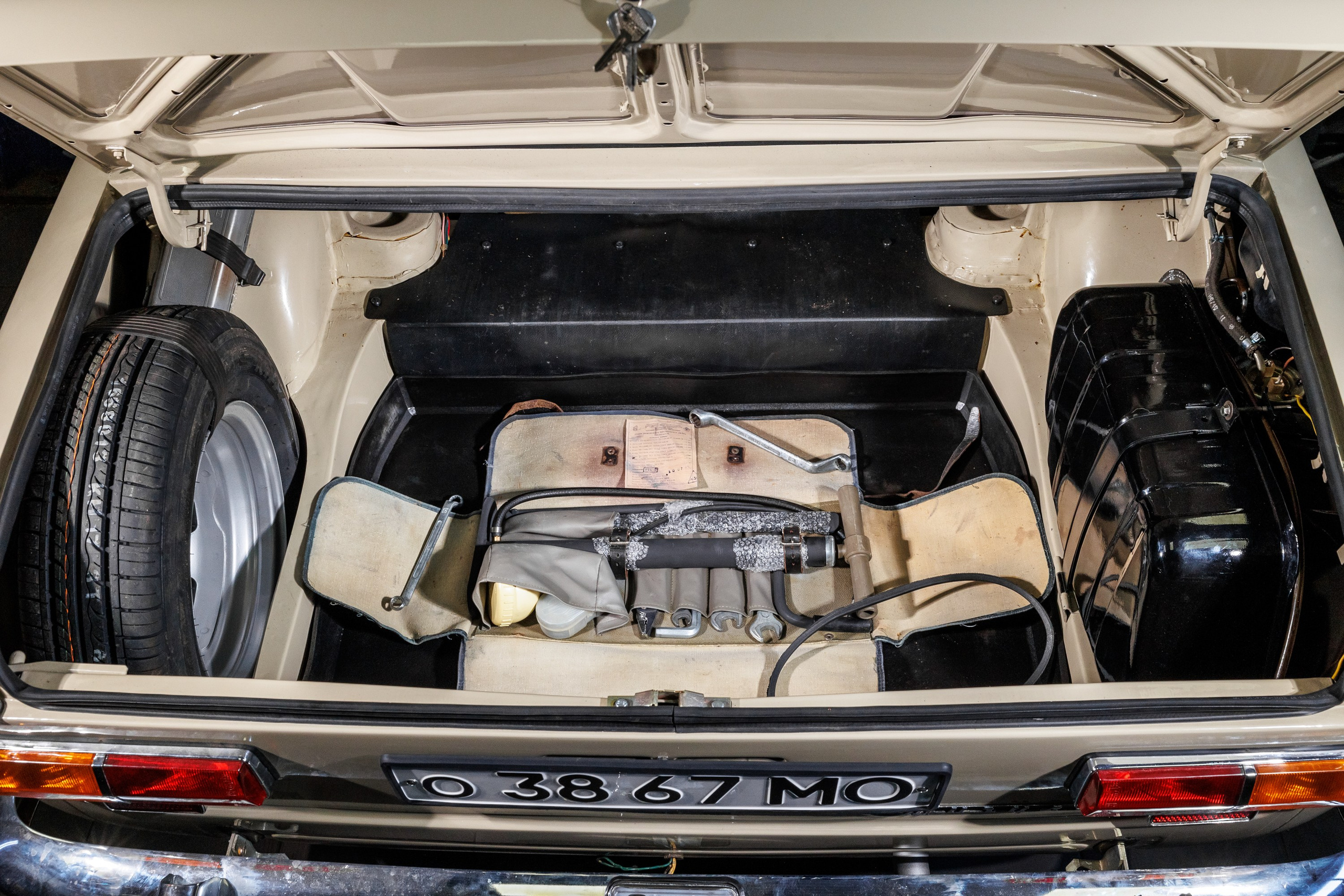 Автомобильная фотосъемка ВАЗ 2101 после реставрации в Бюро "Наследие"