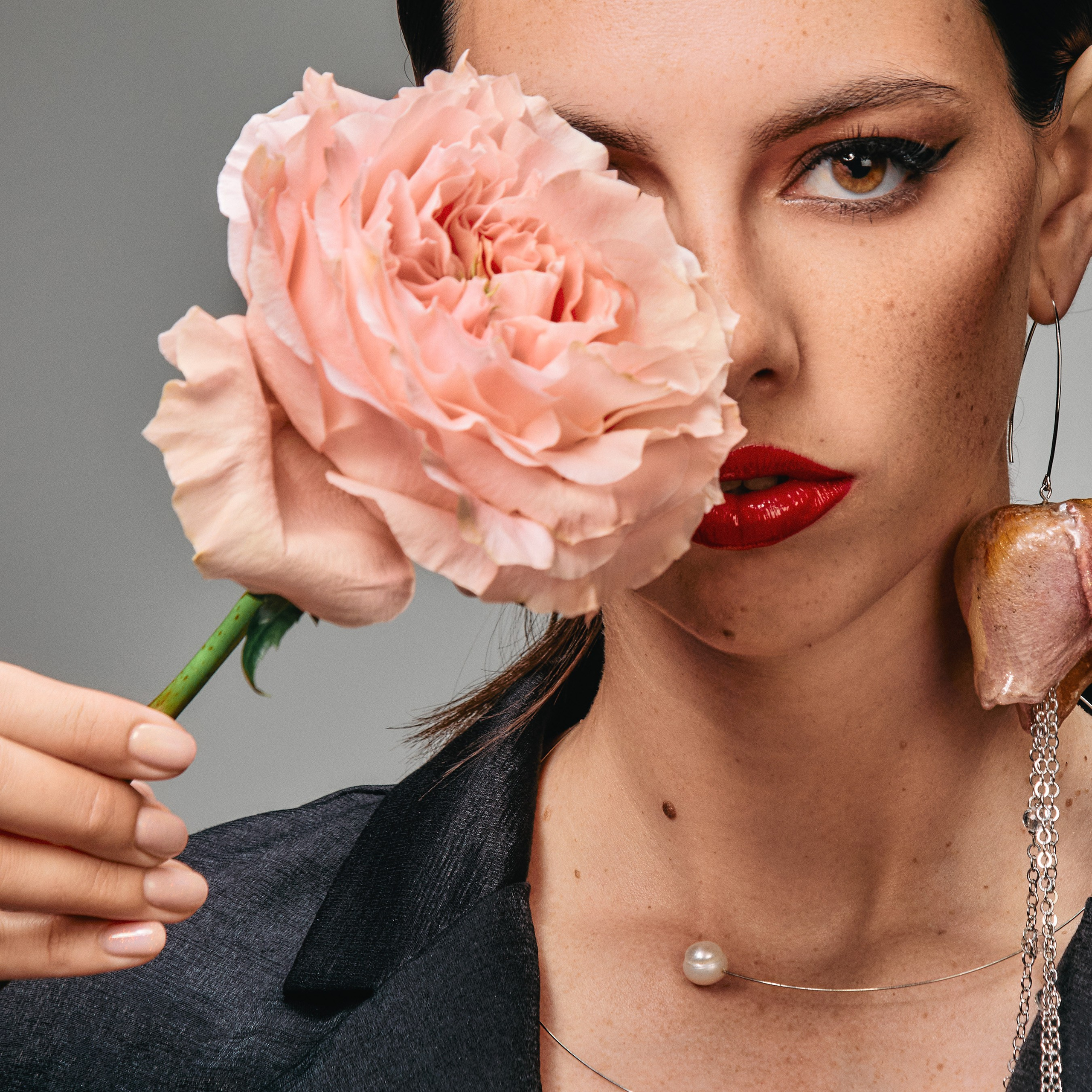 Сессия для журнала "Дорогое удовольствие". Сентябрь 2025. Стилист /продюсер съемки: Анна Добрынина. Визаж: Евгения Четверикова. Укладка: Анна Фроленко. Модель: Виктория Трешина. Одежда: Силуэт. Украшения ручной работы: Светлана Афанасьева. Фотосессия в Efimov Studio. Портретный фотограф во Владивостоке Сергей Ефимов. #СергейЕфимовФото