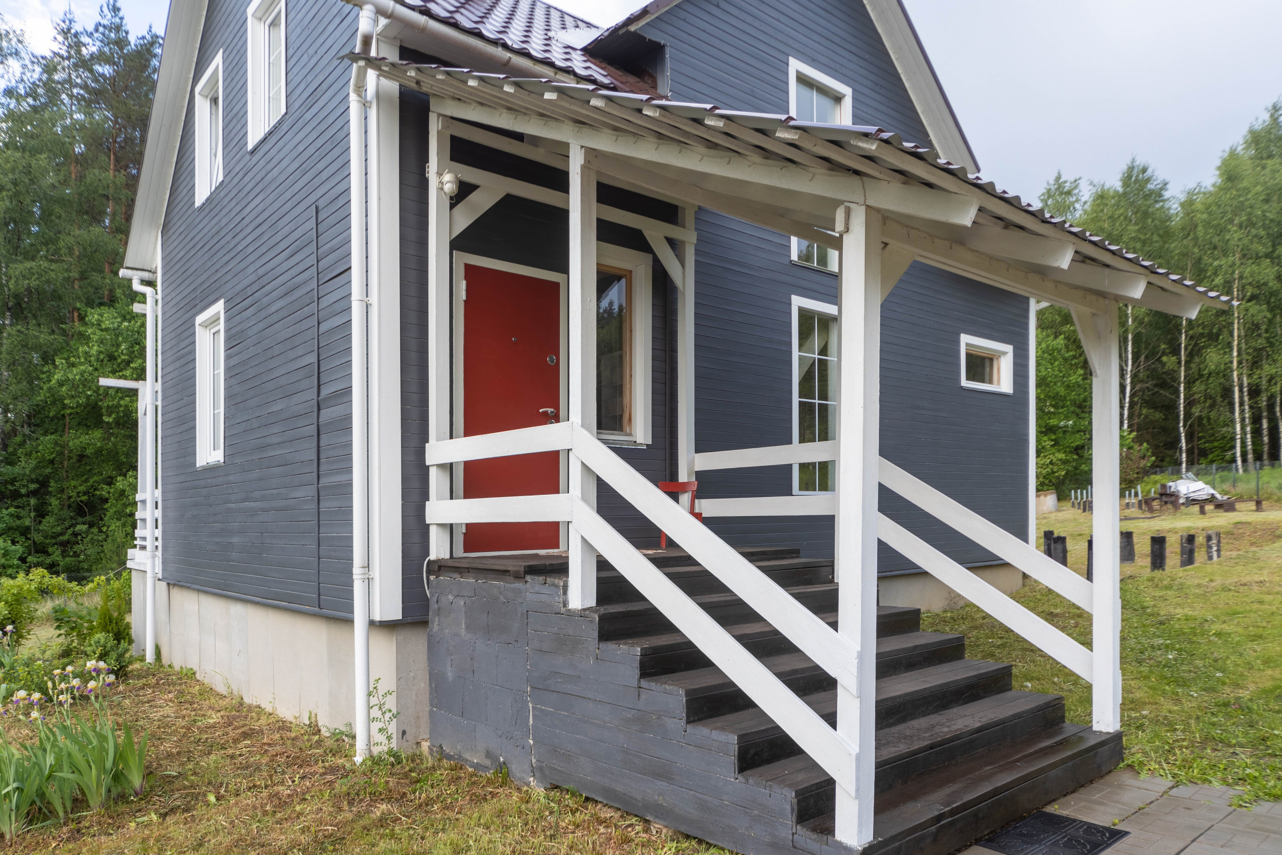 Входная группа в дом рядом с лесом в деревне недалеко от Минска