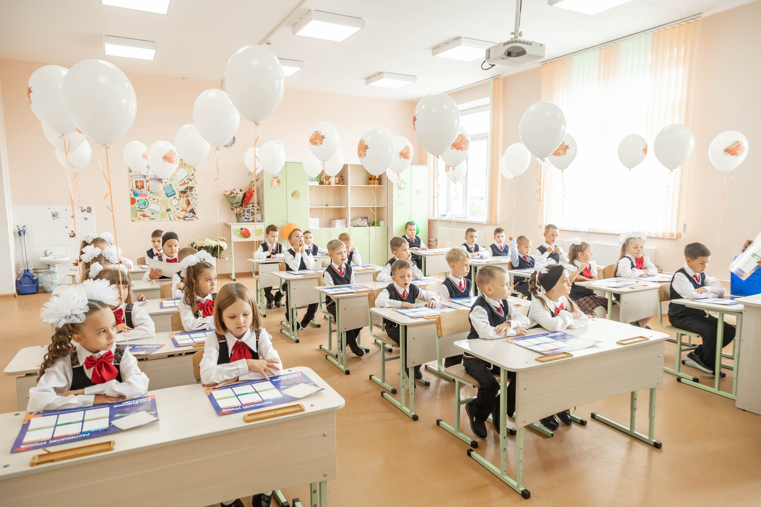 Линейка. 1 сентября. Выпускные альбомы — заказать альбом на выпускной в Новосибирске
