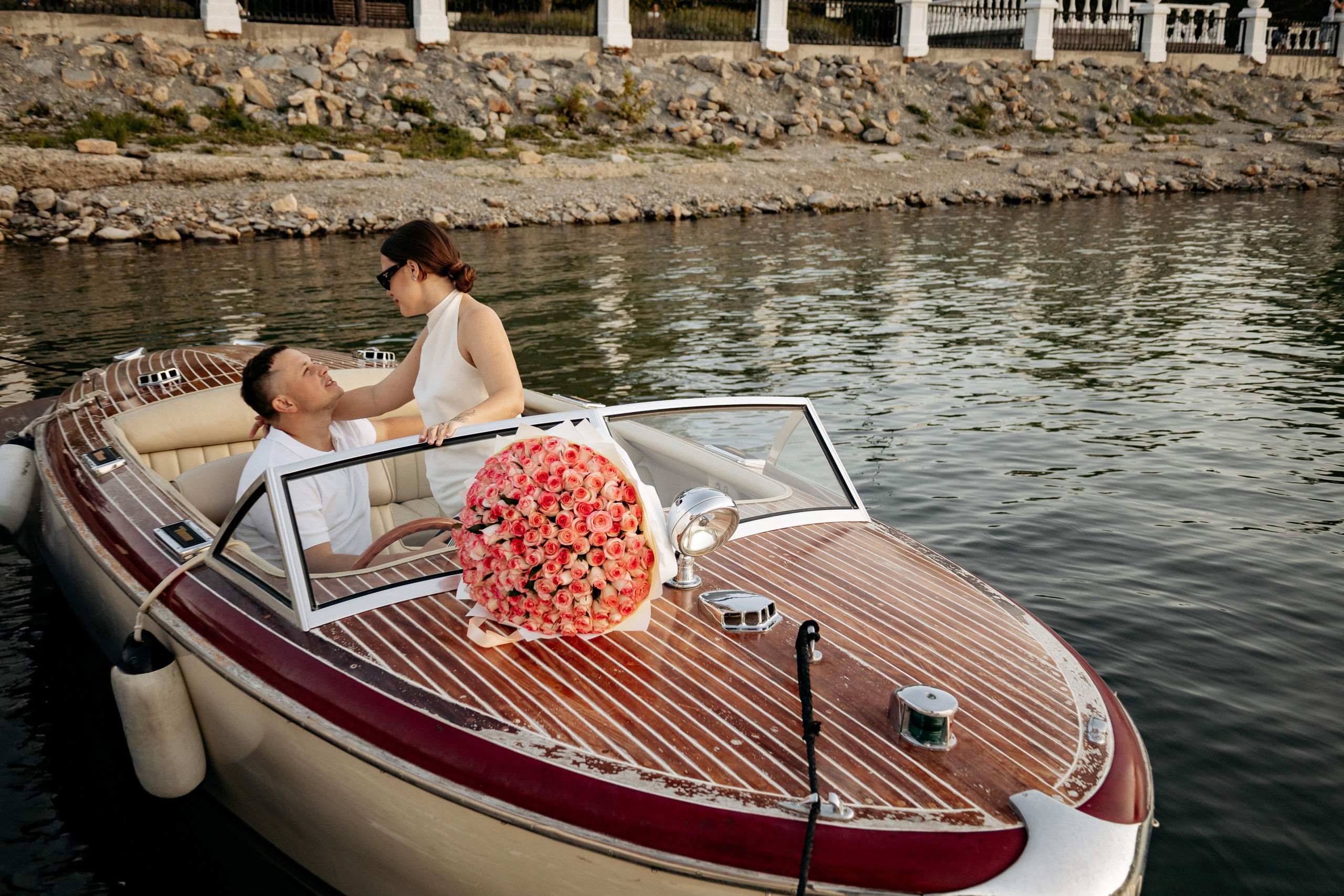 Организация съемки love story с прогулкой на лодке