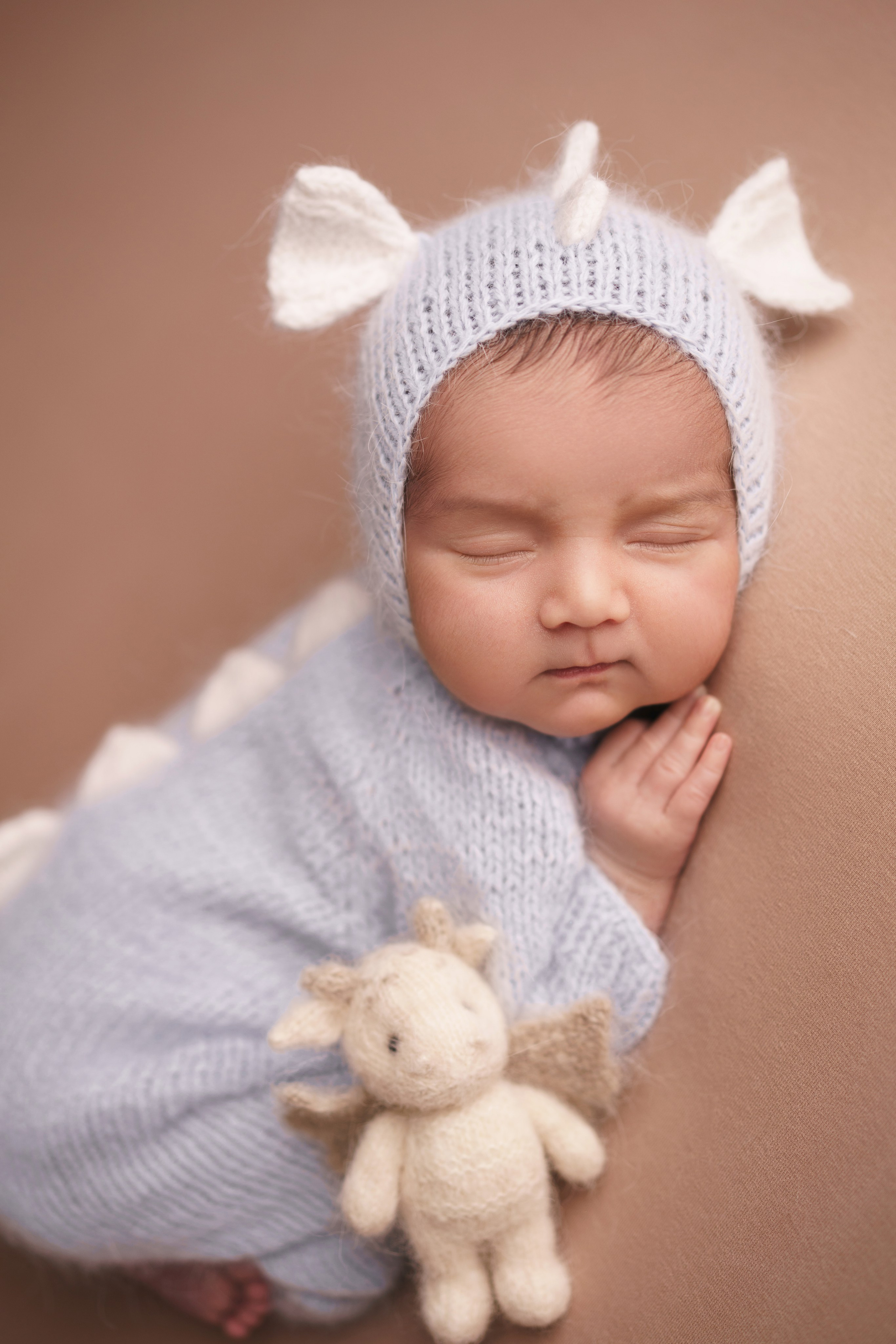 Ребенок, рожденный в год Дракона, с игрушечным дракончиком - тематическая фотосессия