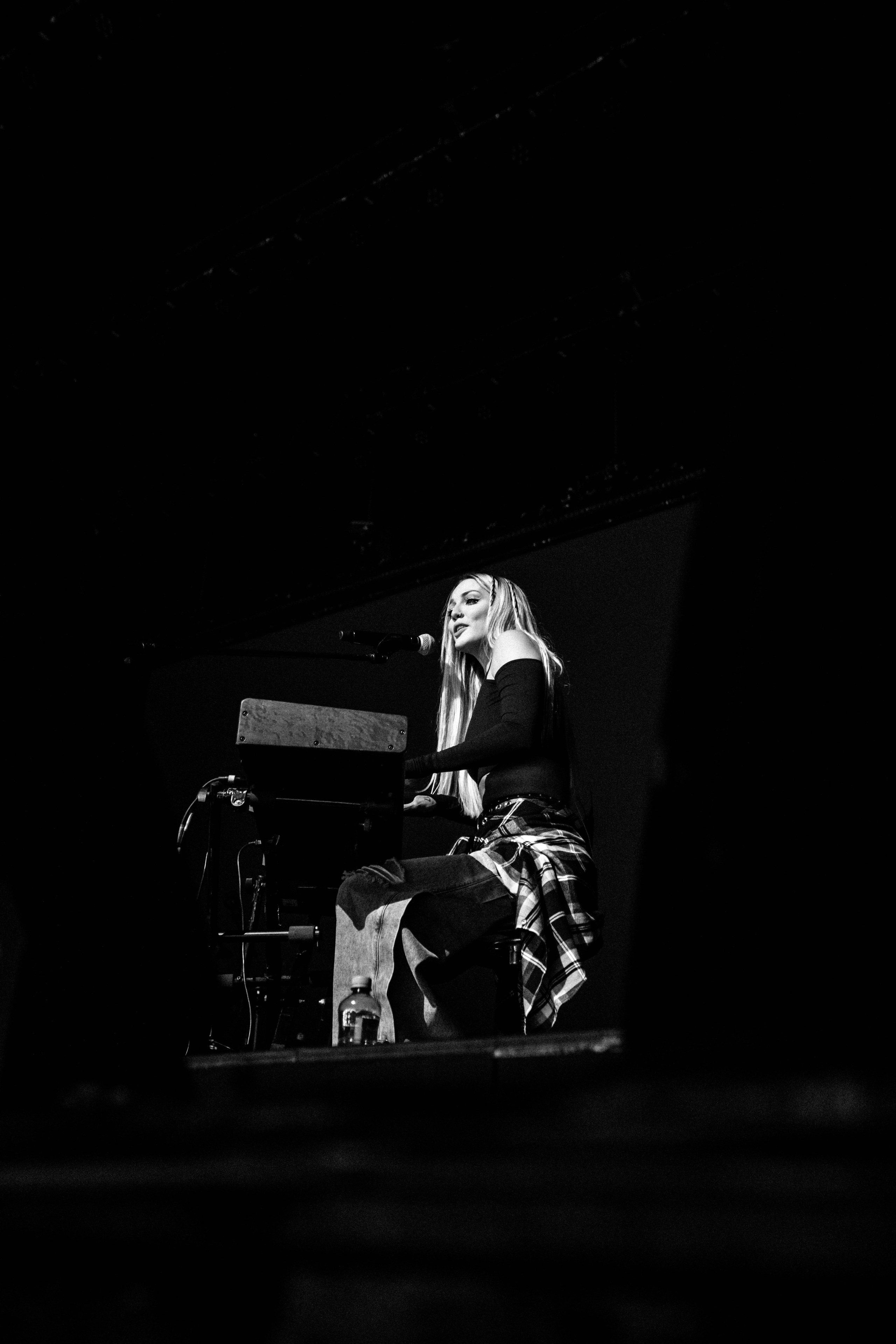 КОСИЧКИ ОТРЕЗАЛА И СОБРАЛА СТАДИУМ