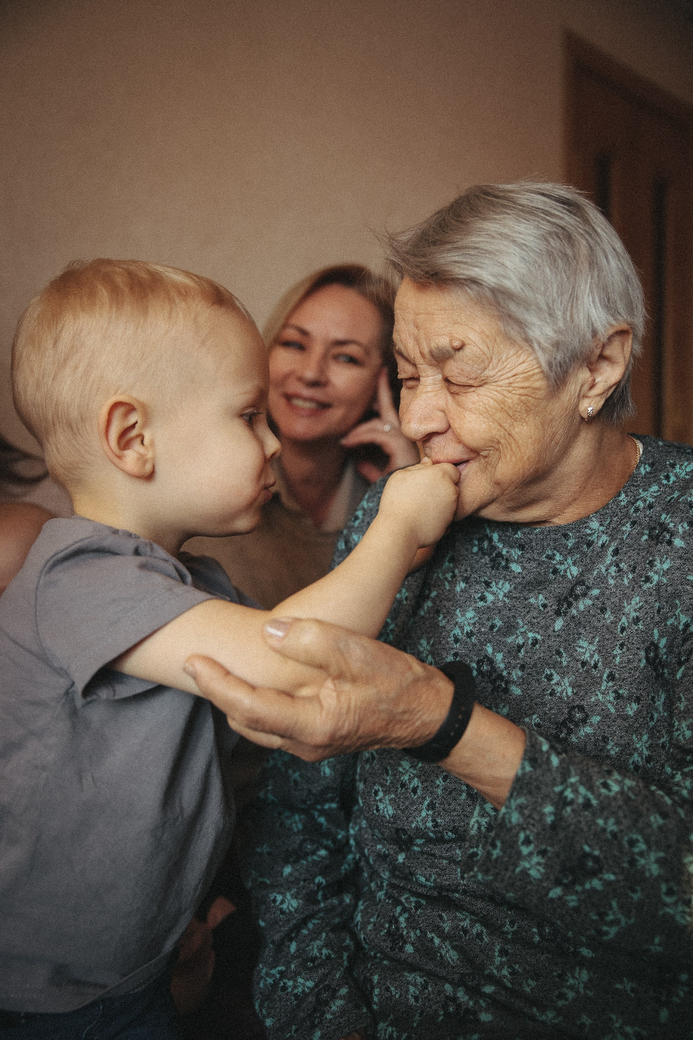 Семейная фотосессия домашняя фотосессия бабушка в гостях у бабушки. Фотограф Владимир Москва