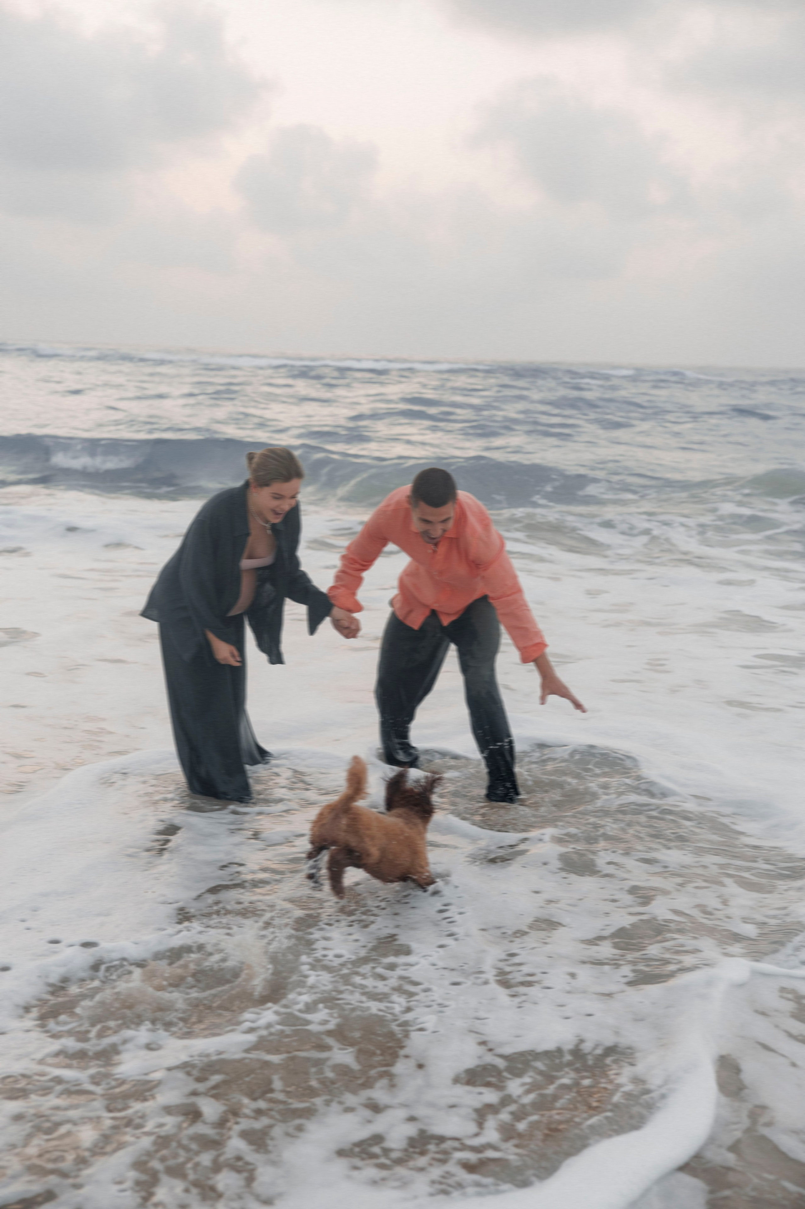 Pregnancy photoshoot near the sea (cloudy weather). Главная