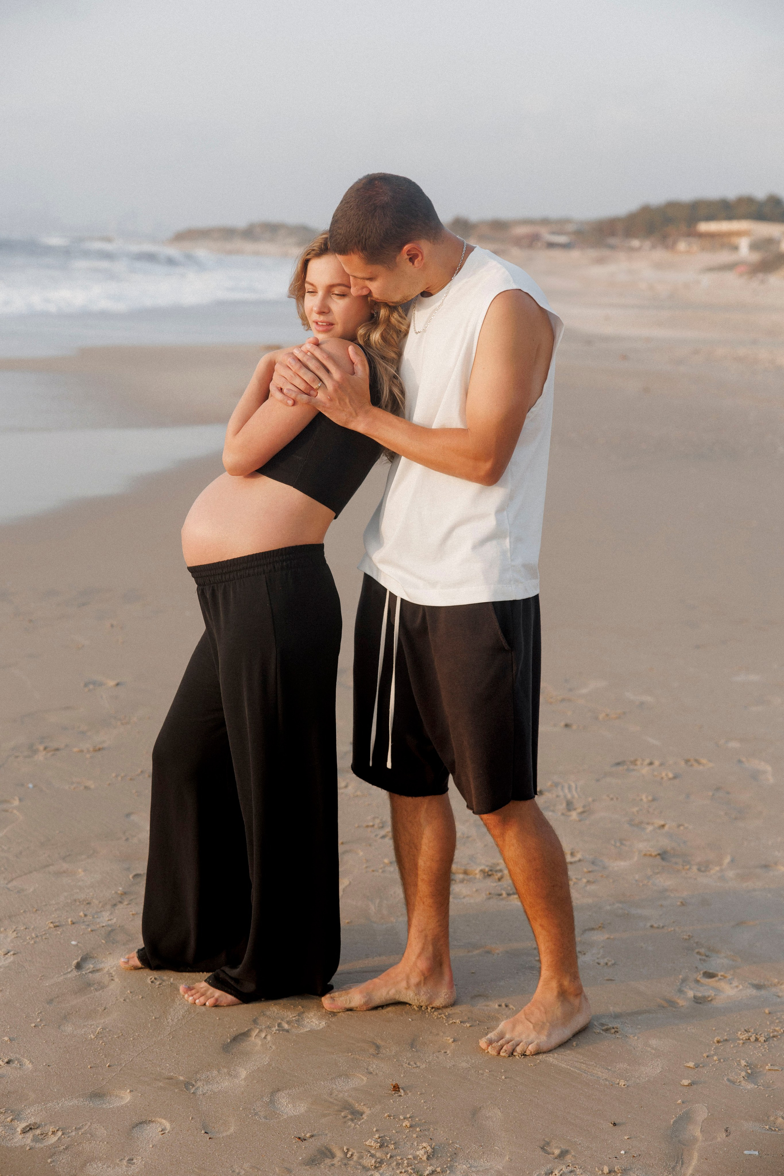 Pregnancy photoshoot near the sea (cloudy weather). Главная