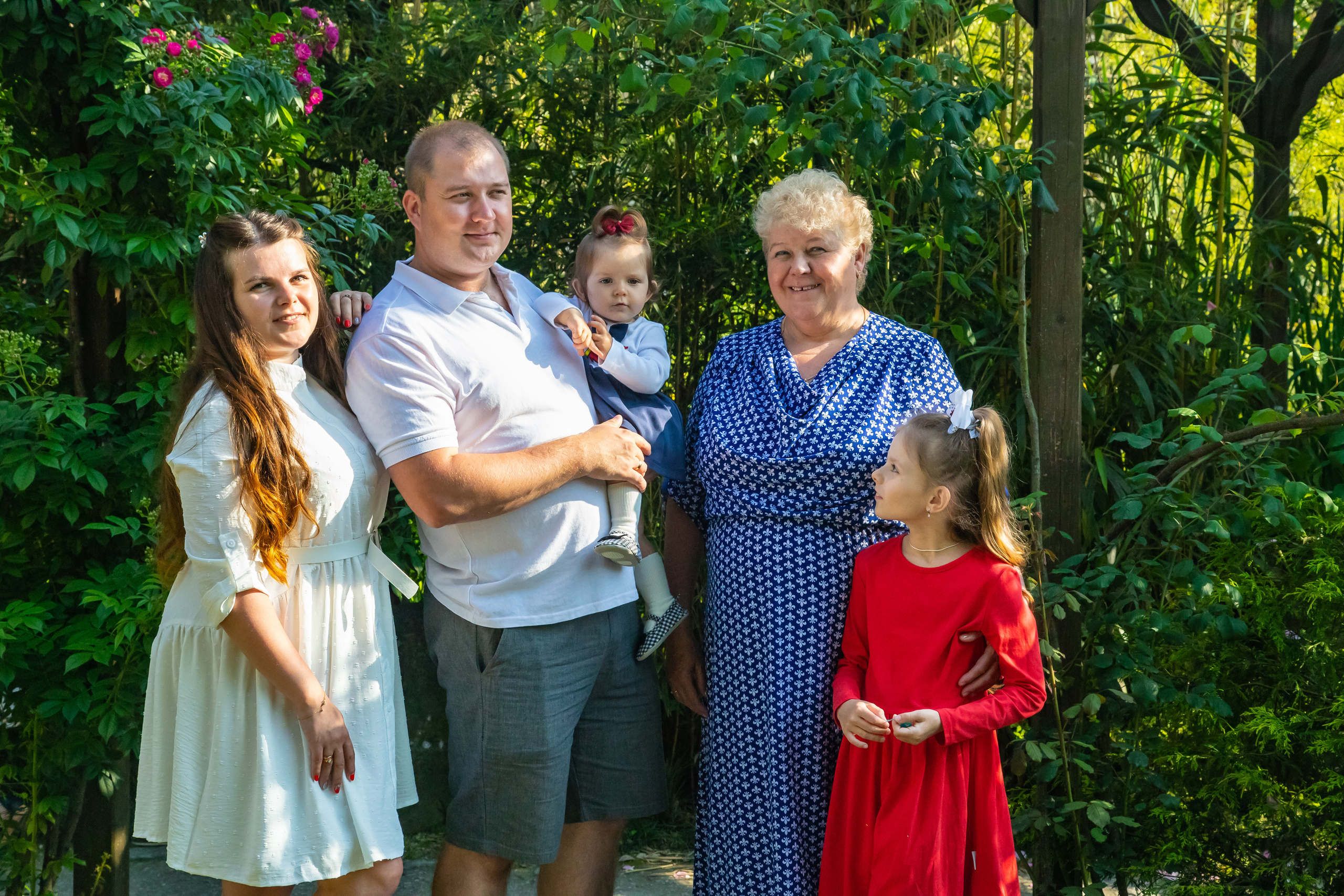 Елена со своей любимой, большой семьёй на сквере за Зимним театром и у моря. Фотограф Сочи, Адлер, Красная Поляна — Вероника Радченко