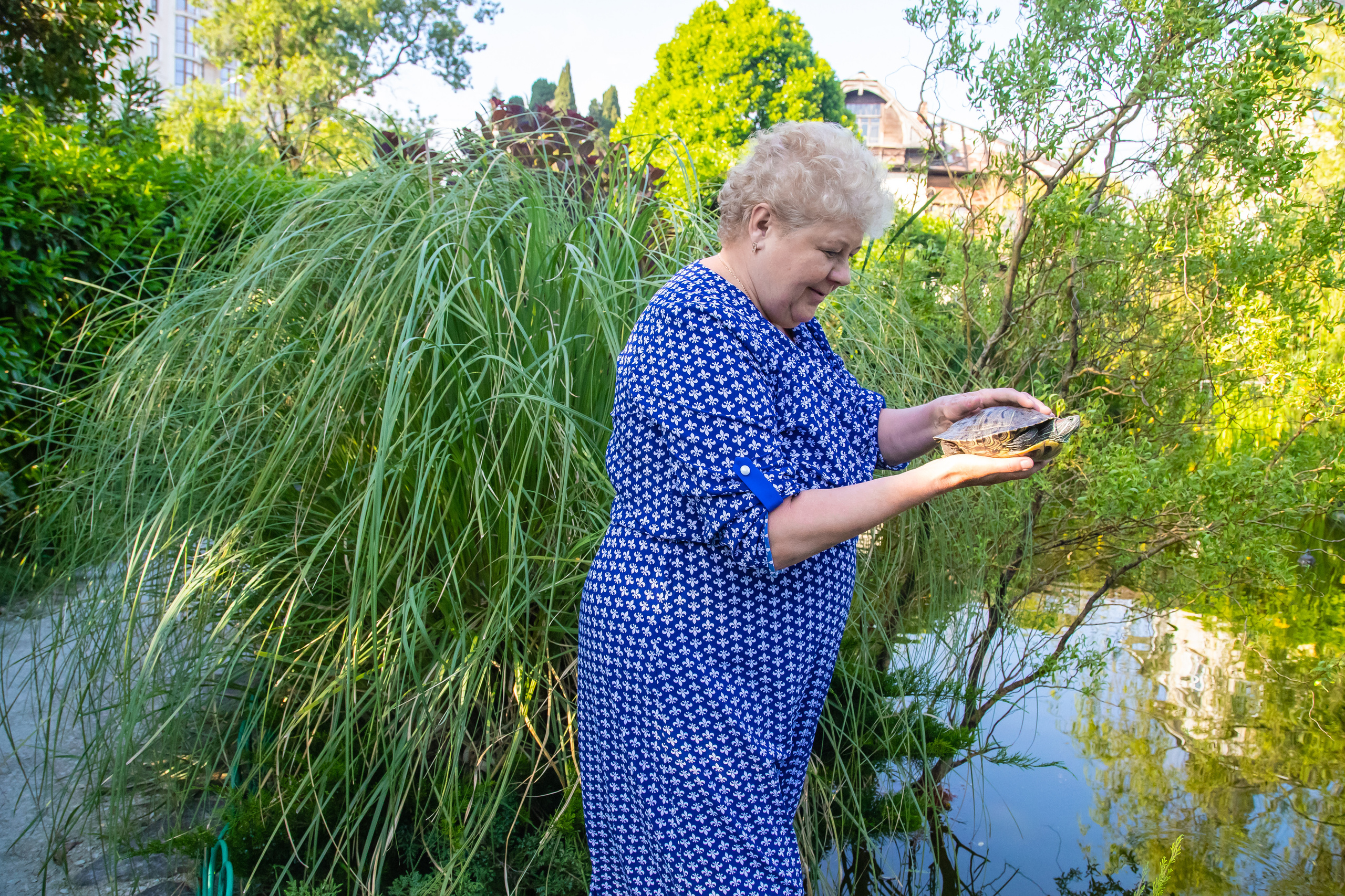 Елена со своей любимой, большой семьёй на сквере за Зимним театром и у моря. Фотограф Сочи, Адлер, Красная Поляна — Вероника Радченко