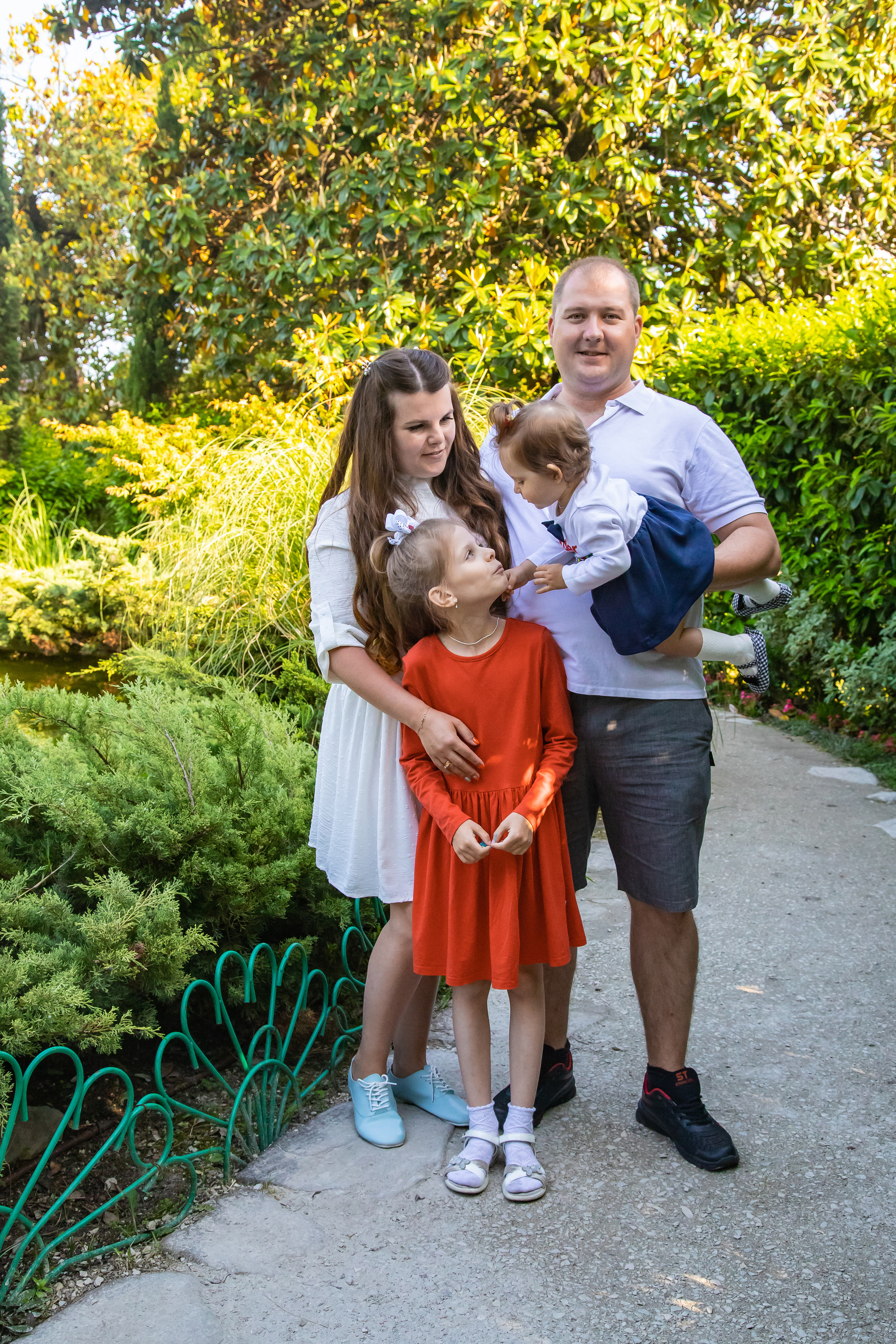 Елена со своей любимой, большой семьёй на сквере за Зимним театром и у моря. Фотограф Сочи, Адлер, Красная Поляна — Вероника Радченко