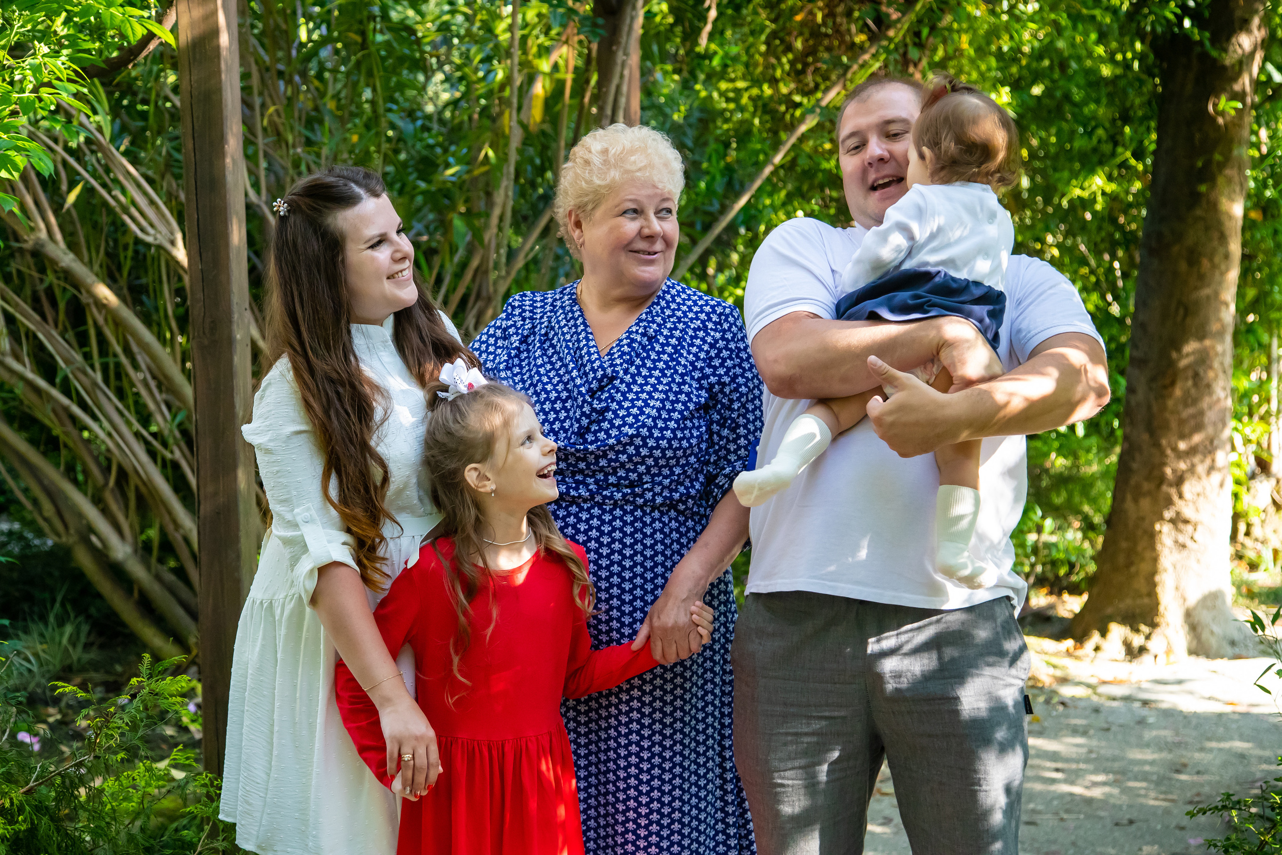 Елена со своей любимой, большой семьёй на сквере за Зимним театром и у моря. Фотограф Сочи, Адлер, Красная Поляна — Вероника Радченко