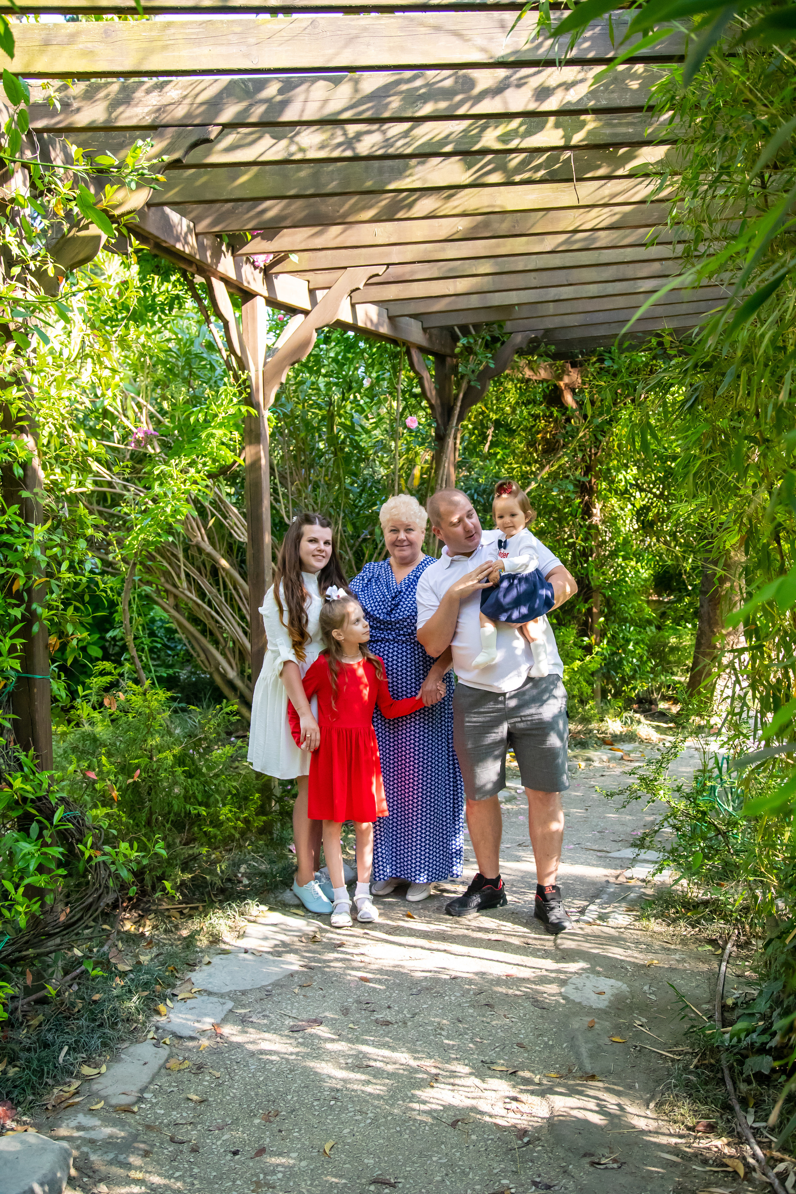 Елена со своей любимой, большой семьёй на сквере за Зимним театром и у моря. Фотограф Сочи, Адлер, Красная Поляна — Вероника Радченко