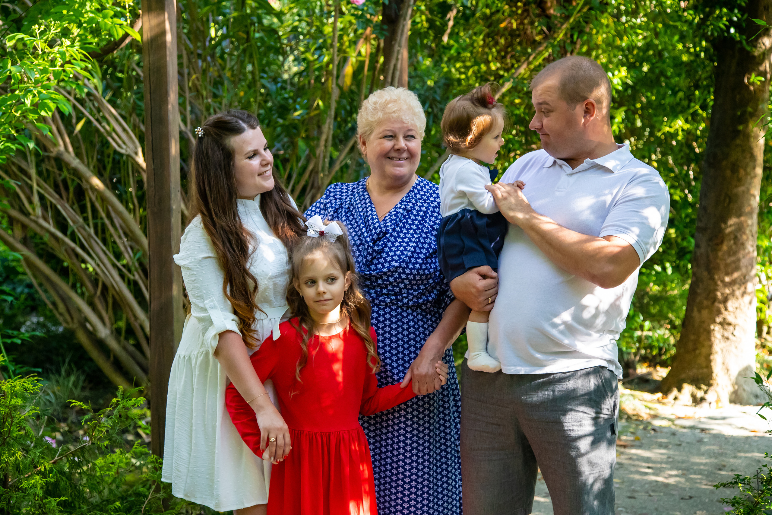 Елена со своей любимой, большой семьёй на сквере за Зимним театром и у моря. Фотограф Сочи, Адлер, Красная Поляна — Вероника Радченко