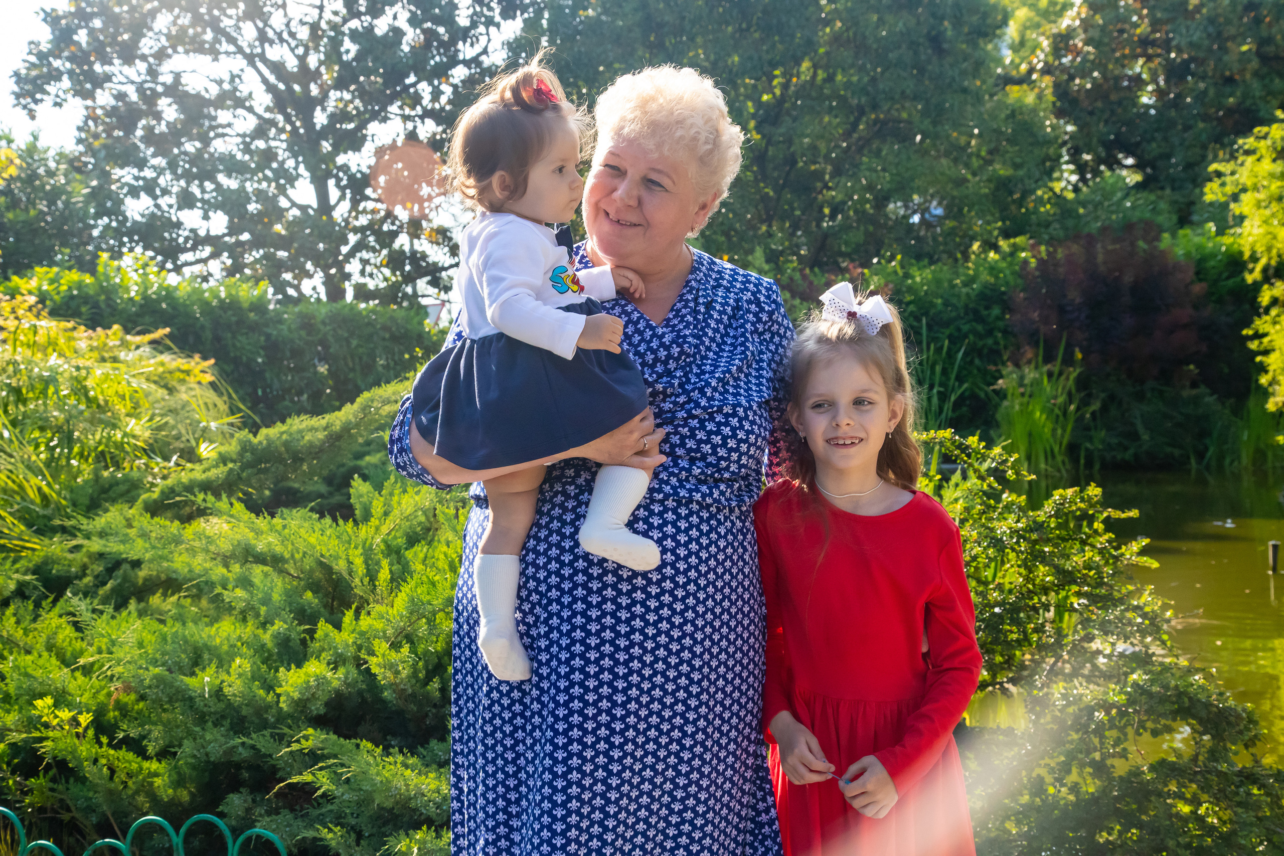 Елена со своей любимой, большой семьёй на сквере за Зимним театром и у моря. Фотограф Сочи, Адлер, Красная Поляна — Вероника Радченко