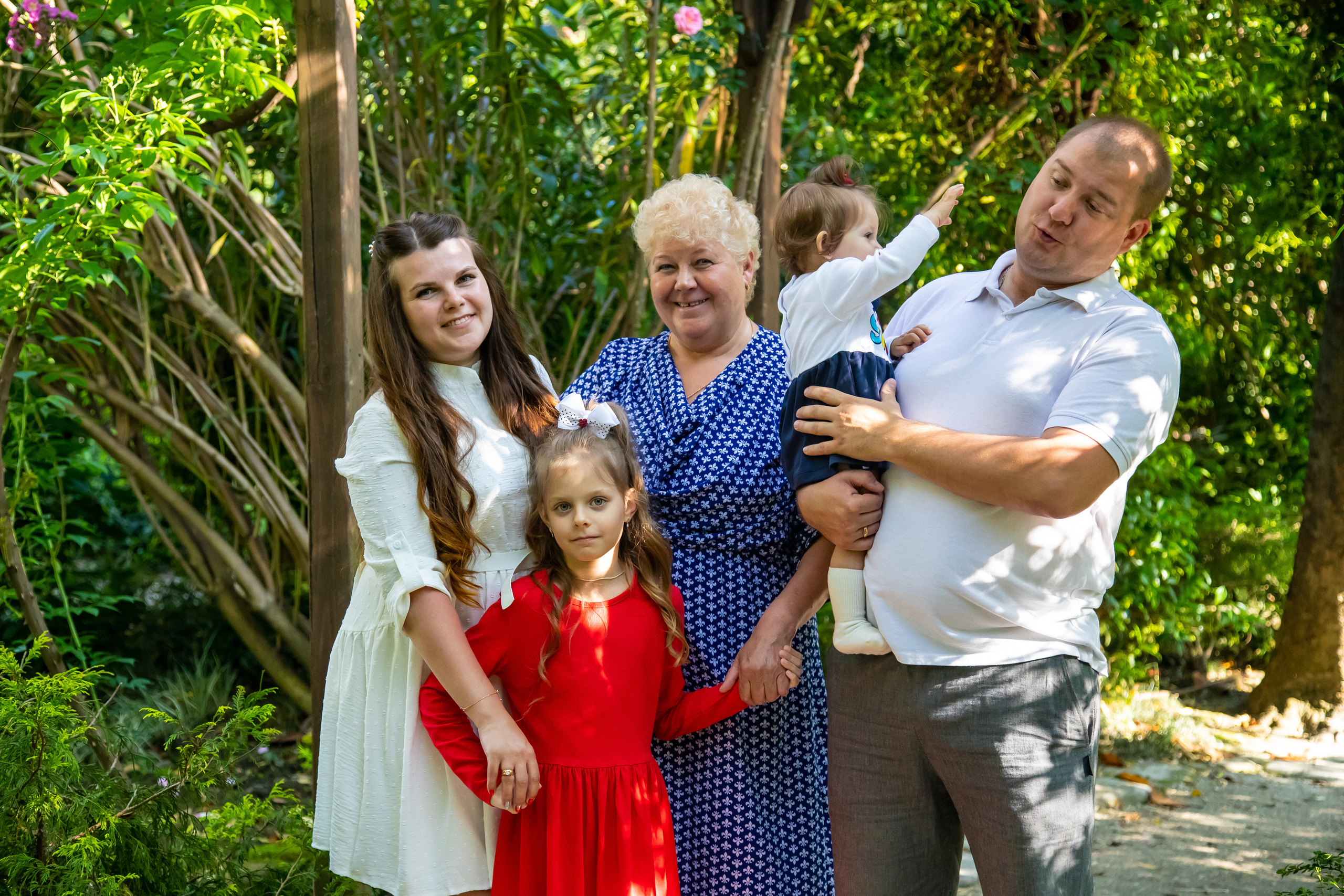 Елена со своей любимой, большой семьёй на сквере за Зимним театром и у моря. Фотограф Сочи, Адлер, Красная Поляна — Вероника Радченко