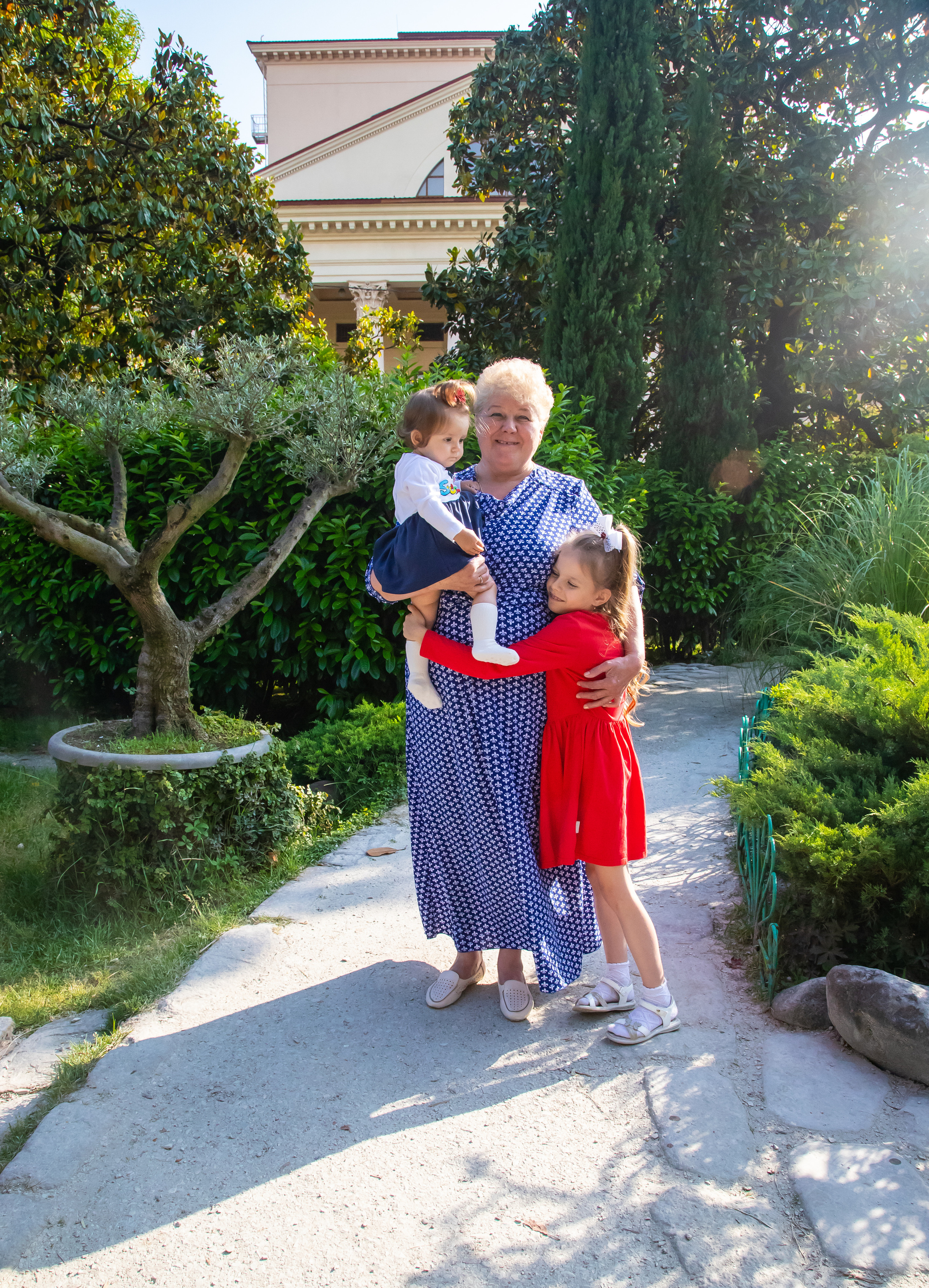 Елена со своей любимой, большой семьёй на сквере за Зимним театром и у моря. Фотограф Сочи, Адлер, Красная Поляна — Вероника Радченко