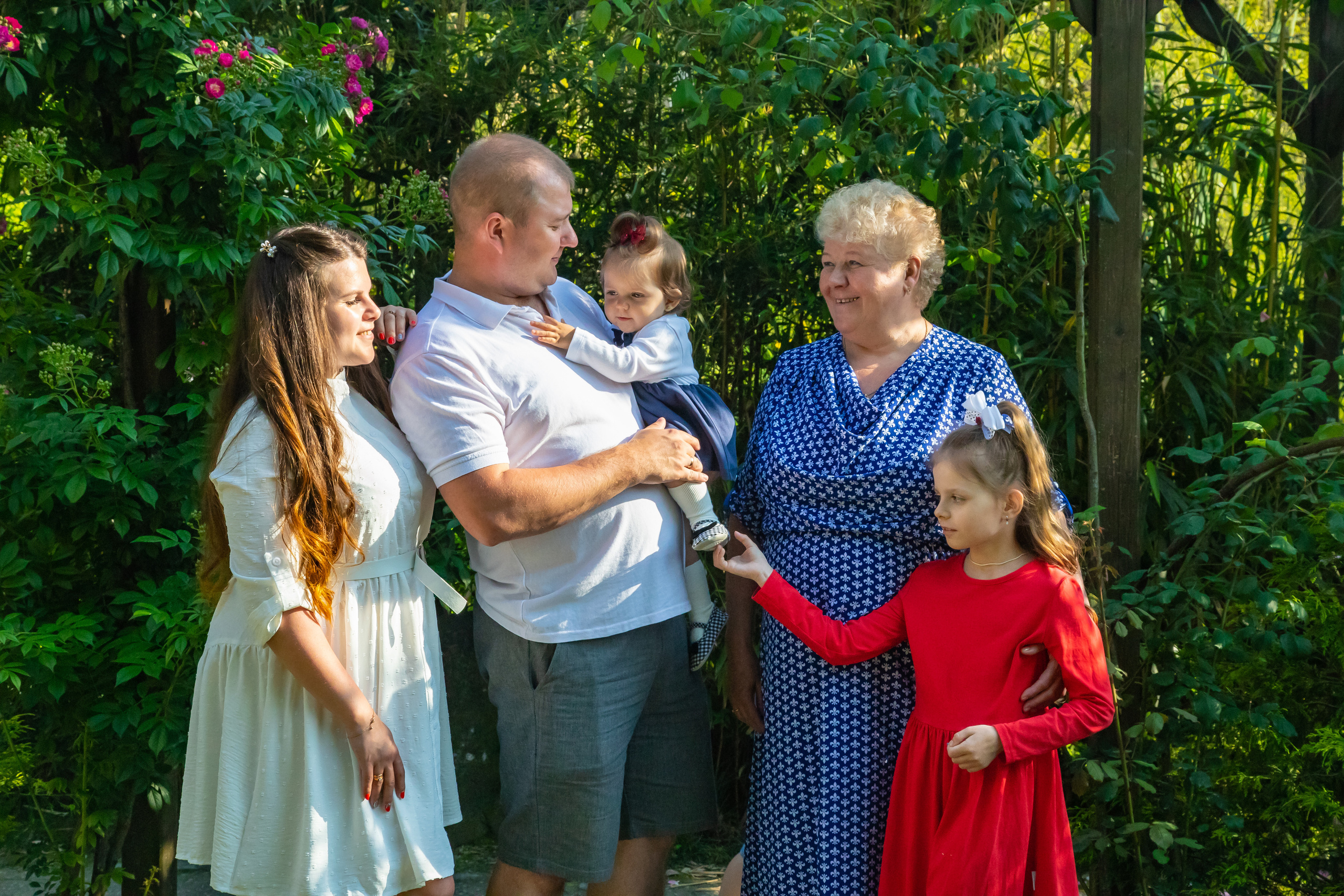 Елена со своей любимой, большой семьёй на сквере за Зимним театром и у моря. Фотограф Сочи, Адлер, Красная Поляна — Вероника Радченко