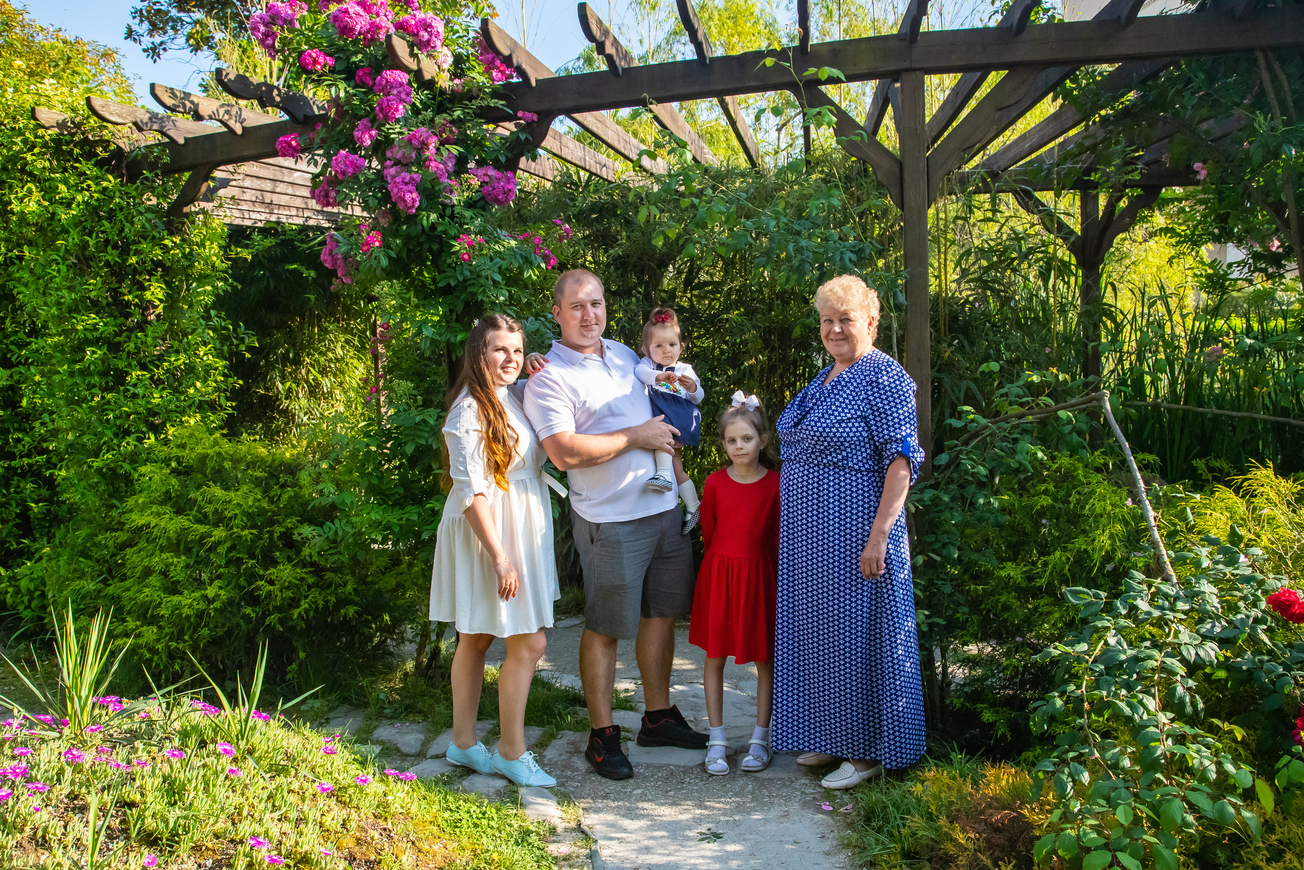 Елена со своей любимой, большой семьёй на сквере за Зимним театром и у моря. Фотограф Сочи, Адлер, Красная Поляна — Вероника Радченко