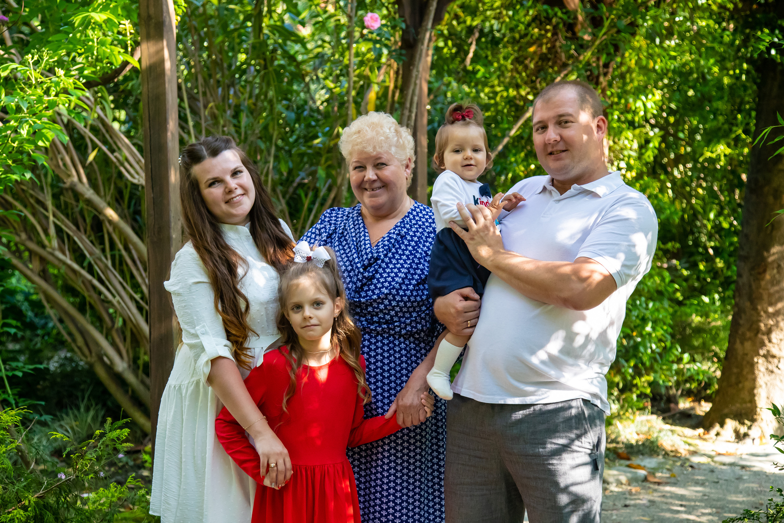 Елена со своей любимой, большой семьёй на сквере за Зимним театром и у моря. Фотограф Сочи, Адлер, Красная Поляна — Вероника Радченко