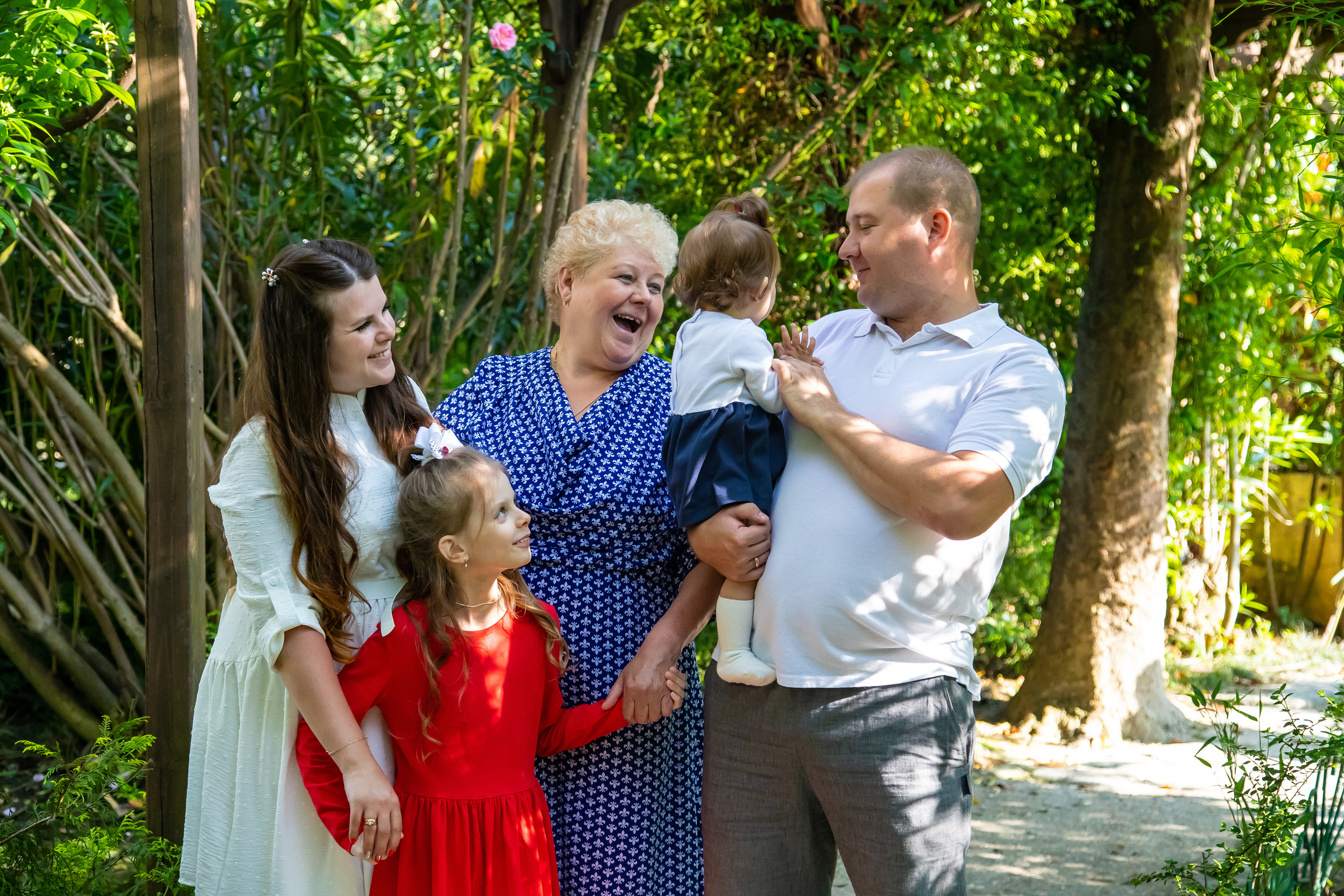 Елена со своей любимой, большой семьёй на сквере за Зимним театром и у моря. Фотограф Сочи, Адлер, Красная Поляна — Вероника Радченко