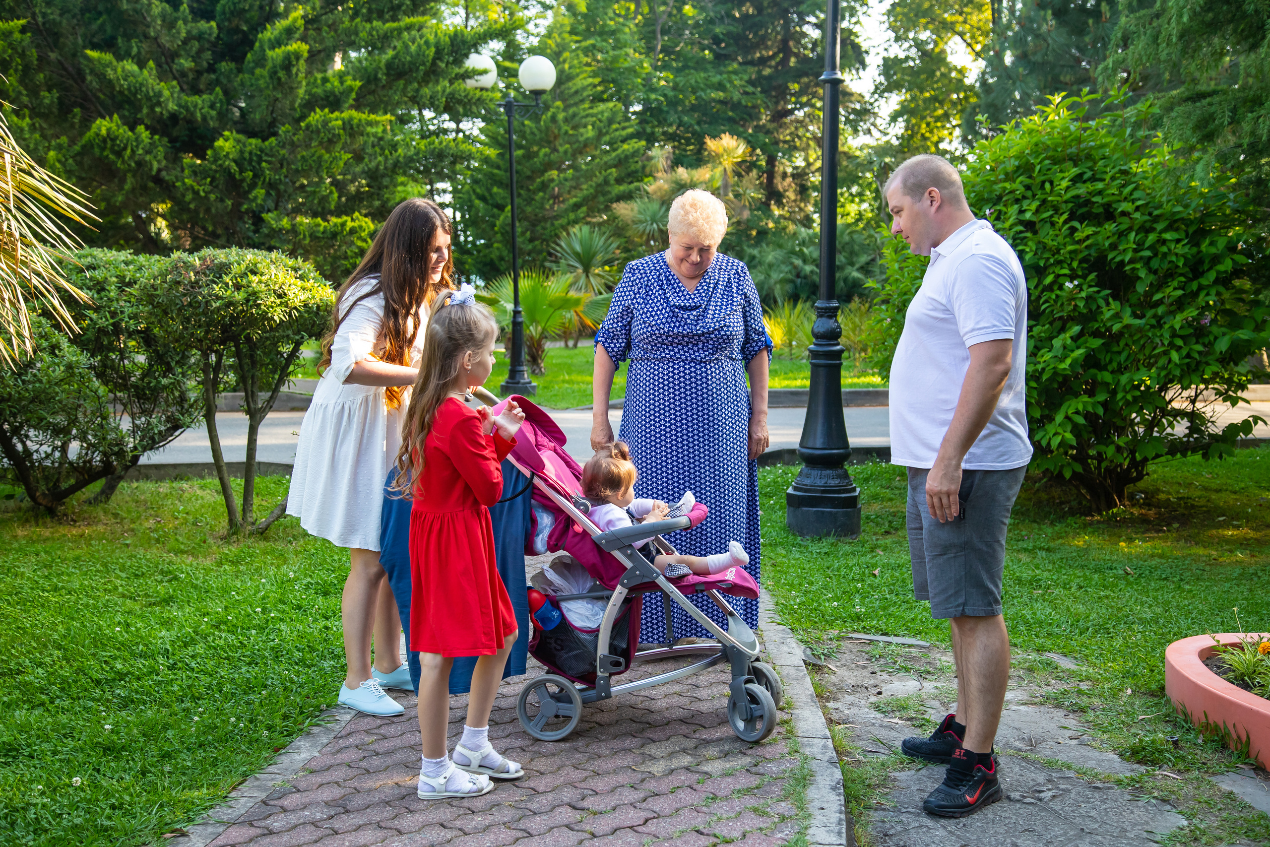 Елена со своей любимой, большой семьёй на сквере за Зимним театром и у моря. Фотограф Сочи, Адлер, Красная Поляна — Вероника Радченко