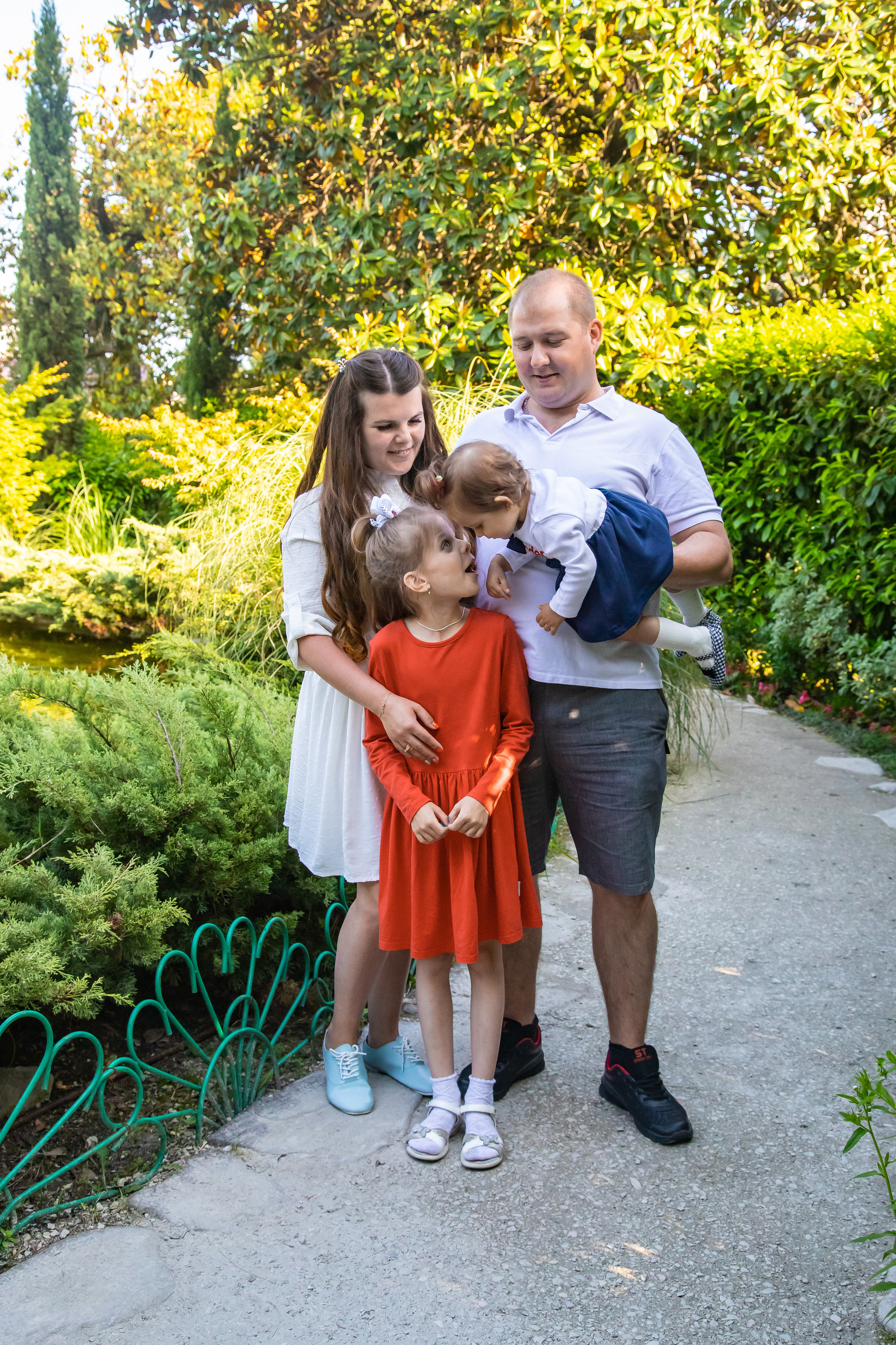 Елена со своей любимой, большой семьёй на сквере за Зимним театром и у моря. Фотограф Сочи, Адлер, Красная Поляна — Вероника Радченко