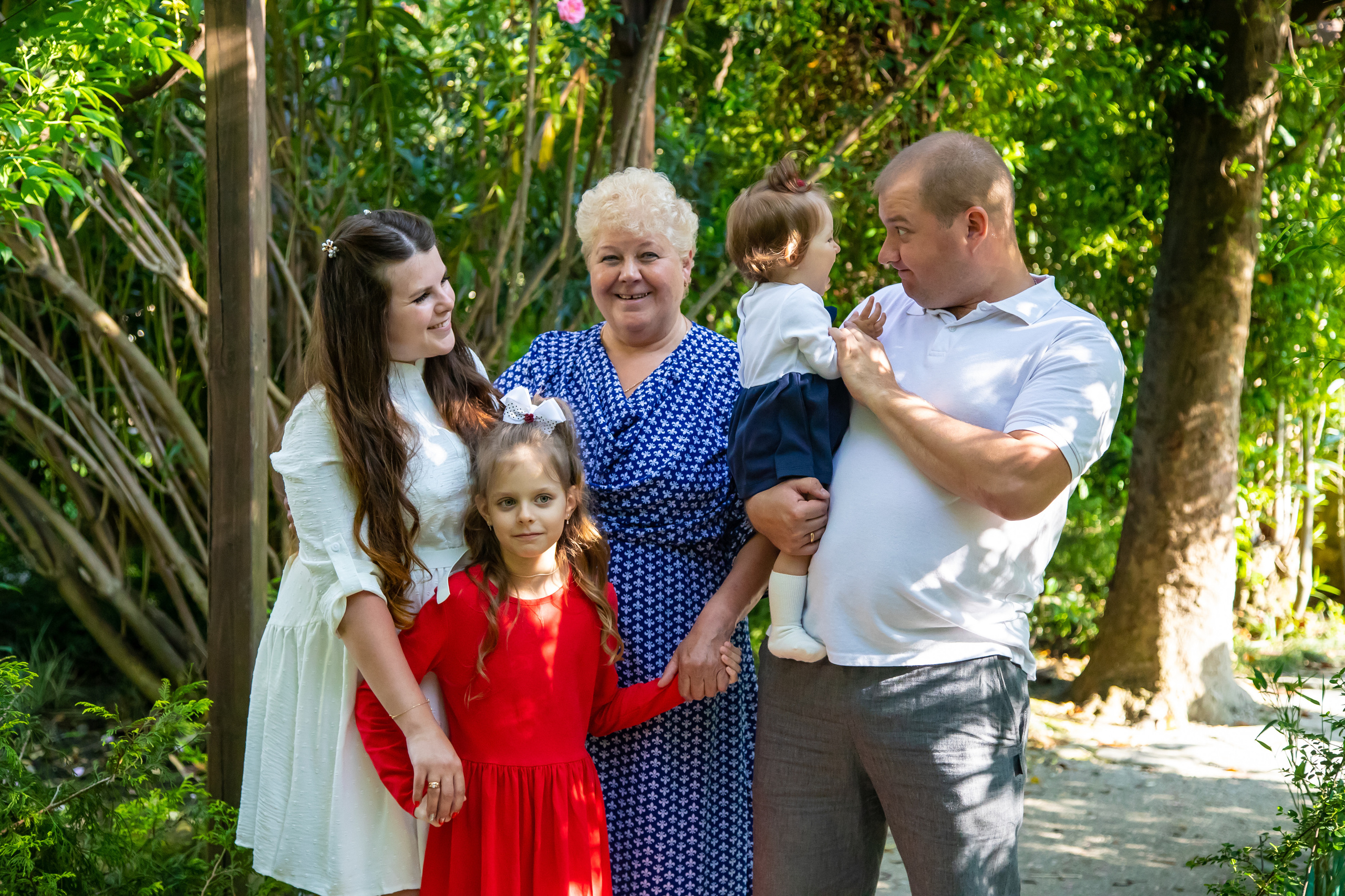 Елена со своей любимой, большой семьёй на сквере за Зимним театром и у моря. Фотограф Сочи, Адлер, Красная Поляна — Вероника Радченко