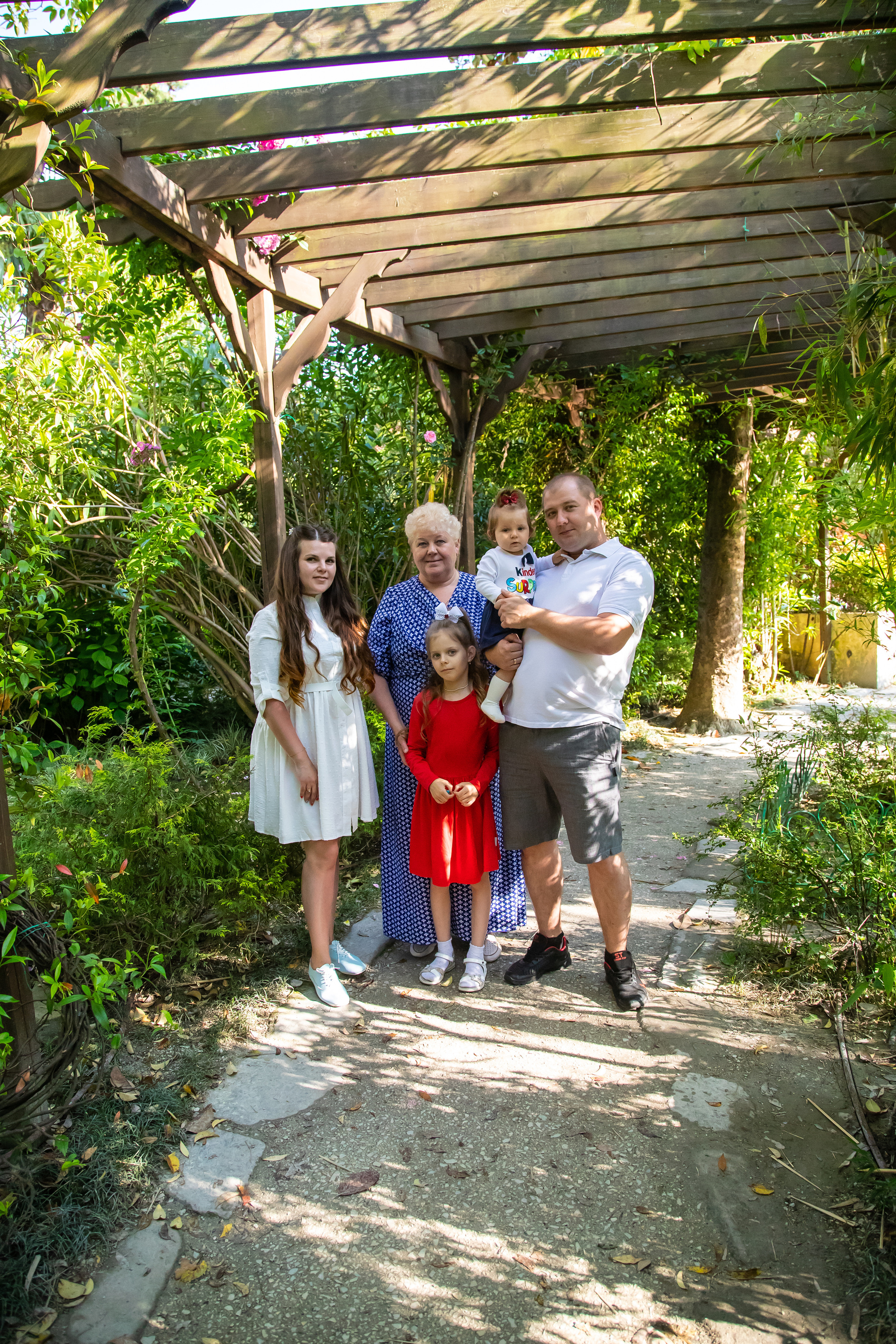 Елена со своей любимой, большой семьёй на сквере за Зимним театром и у моря. Фотограф Сочи, Адлер, Красная Поляна — Вероника Радченко