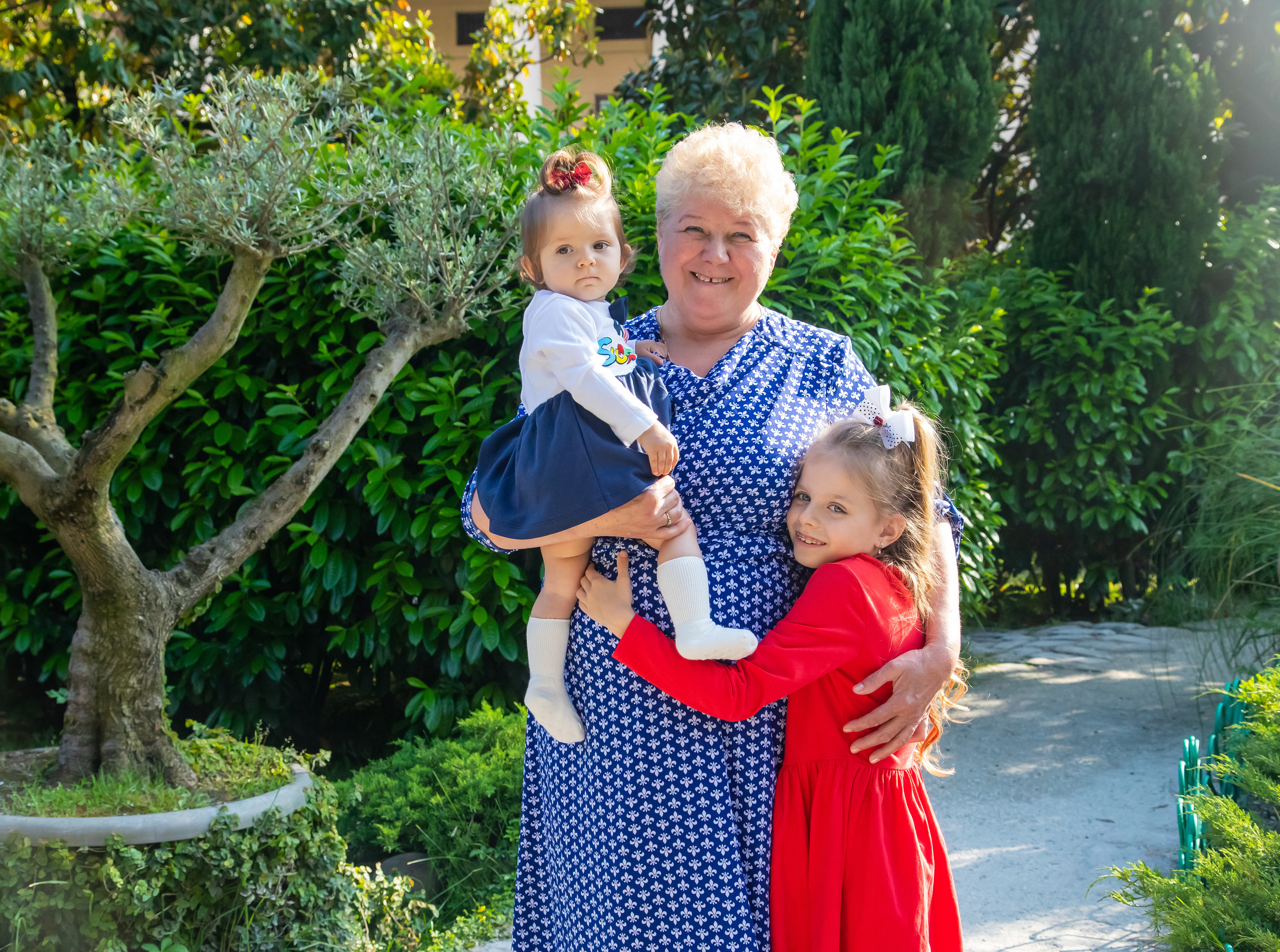 Елена со своей любимой, большой семьёй на сквере за Зимним театром и у моря. Фотограф Сочи, Адлер, Красная Поляна — Вероника Радченко