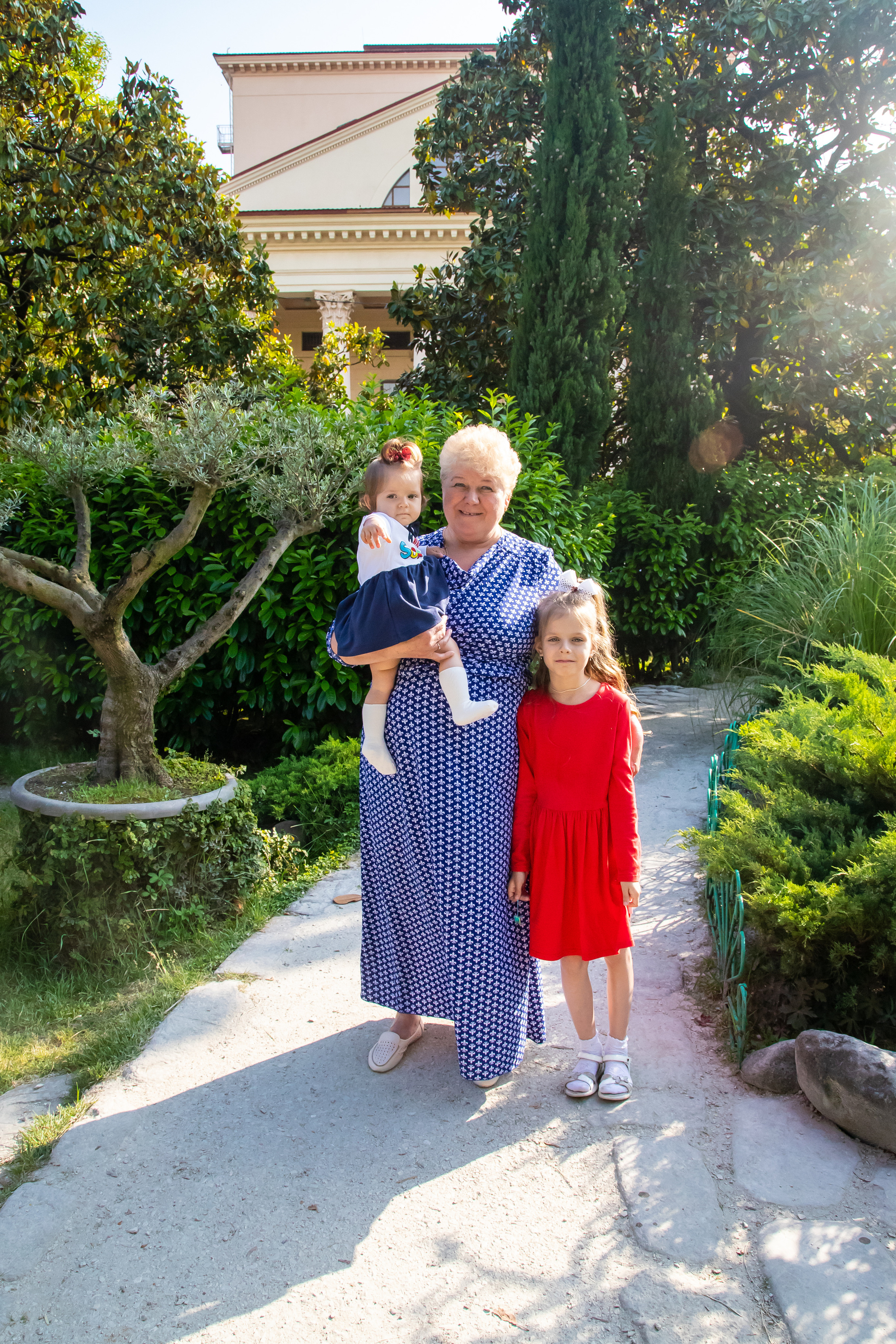 Елена со своей любимой, большой семьёй на сквере за Зимним театром и у моря. Фотограф Сочи, Адлер, Красная Поляна — Вероника Радченко