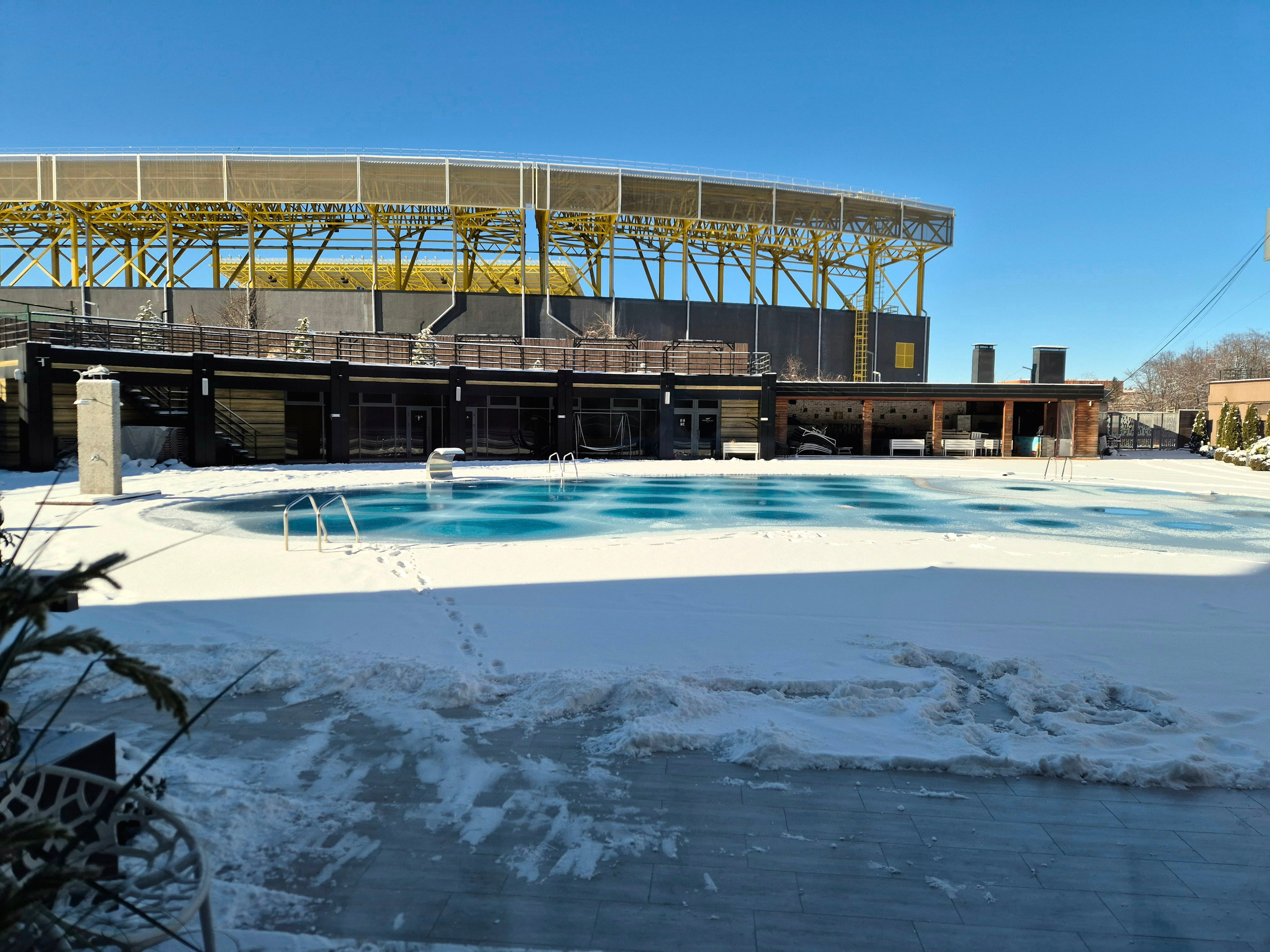 На пару дней остались в спортивном отеле во Владикавказе Олимп Плаза. Открытый бассейн чуть остыл, а вот в крытом - поплавал. Интересные ощущения от плавания на высоте 800 м над уровнем моря