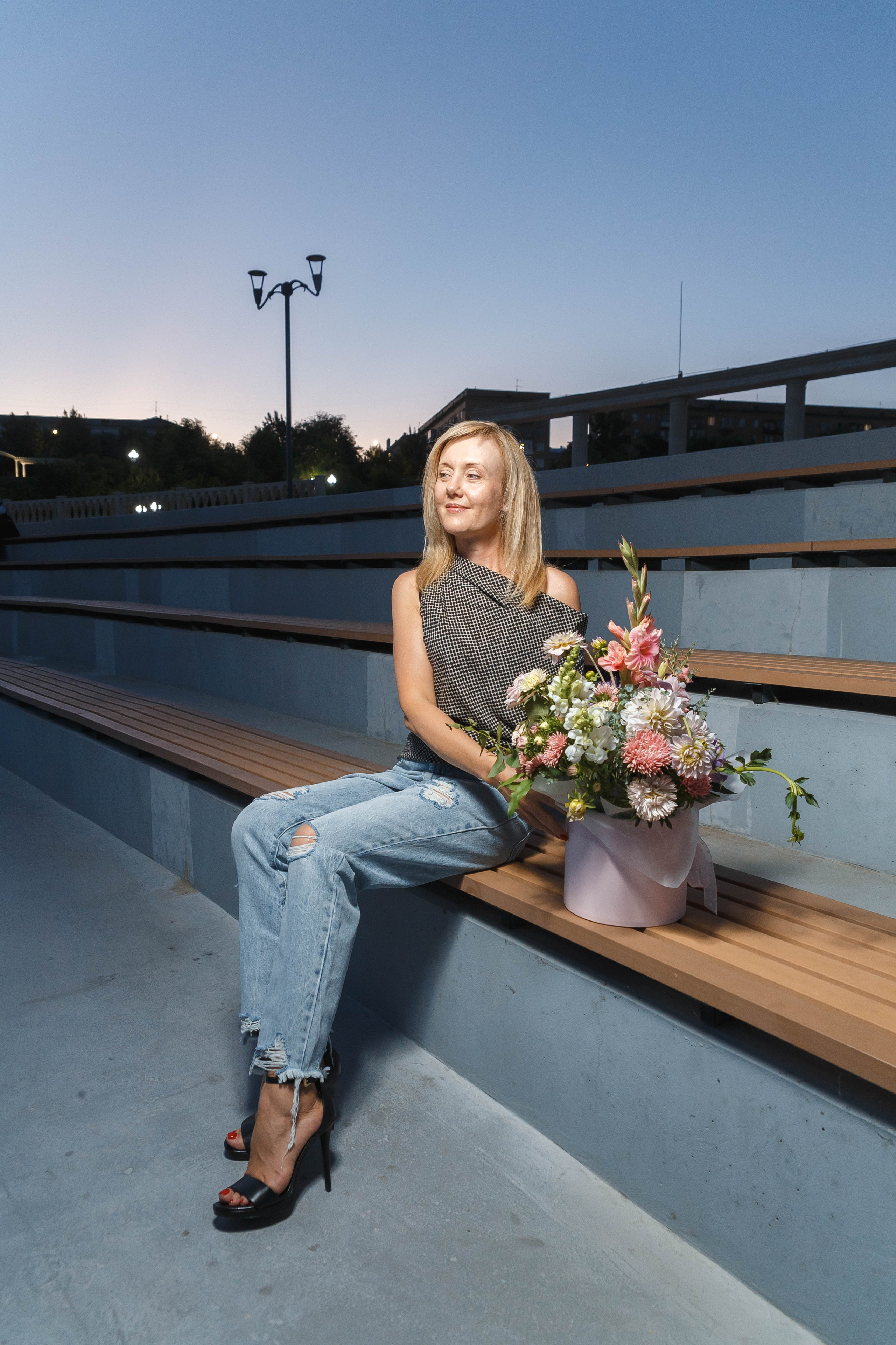 День рождения Оксаны: подруги, набережная, торт, шампанское. Событийный фотограф Максим Бескоровайновнов