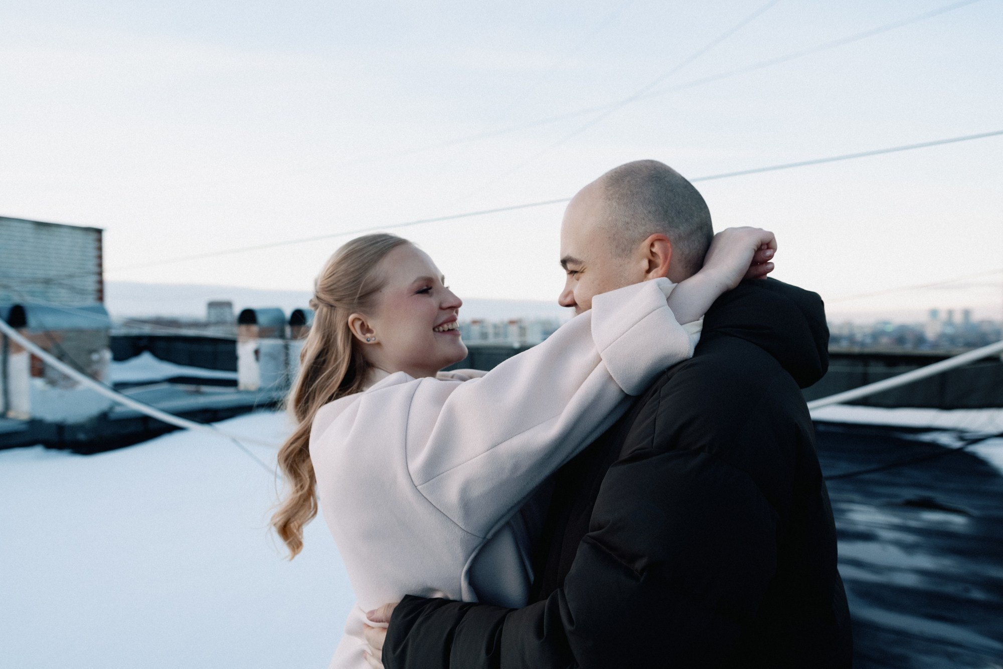 Свадебный фотограф в Тюмени — Фотосессия Максима и Лизы на крыше и в студии. Портретный фотограф Тюмень Дарья Мустафина