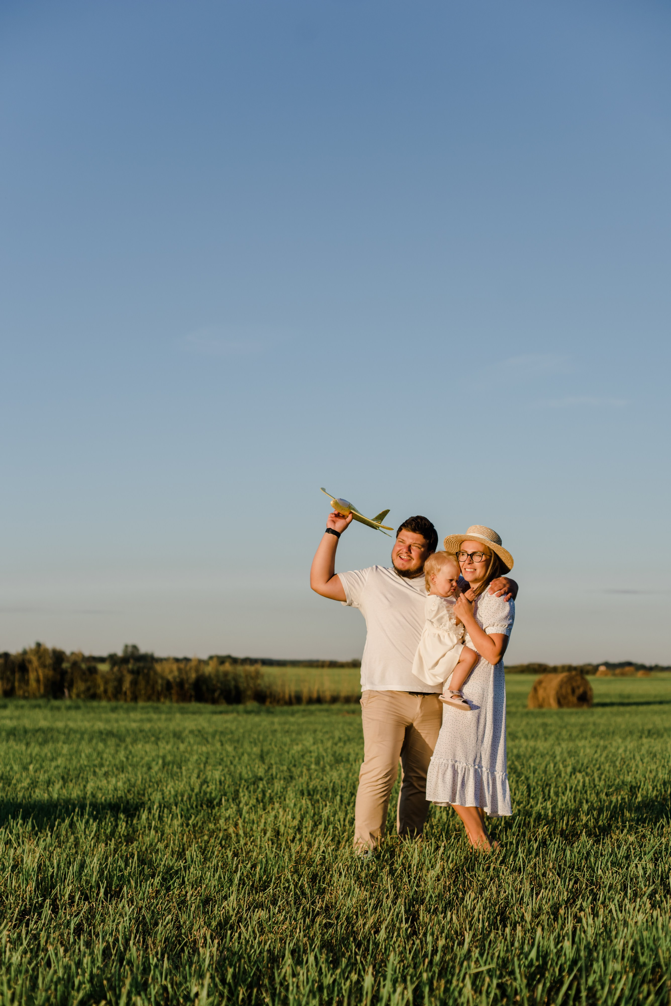 Семья в поле. Свадебный и семейный фотограф Евгения Кононова