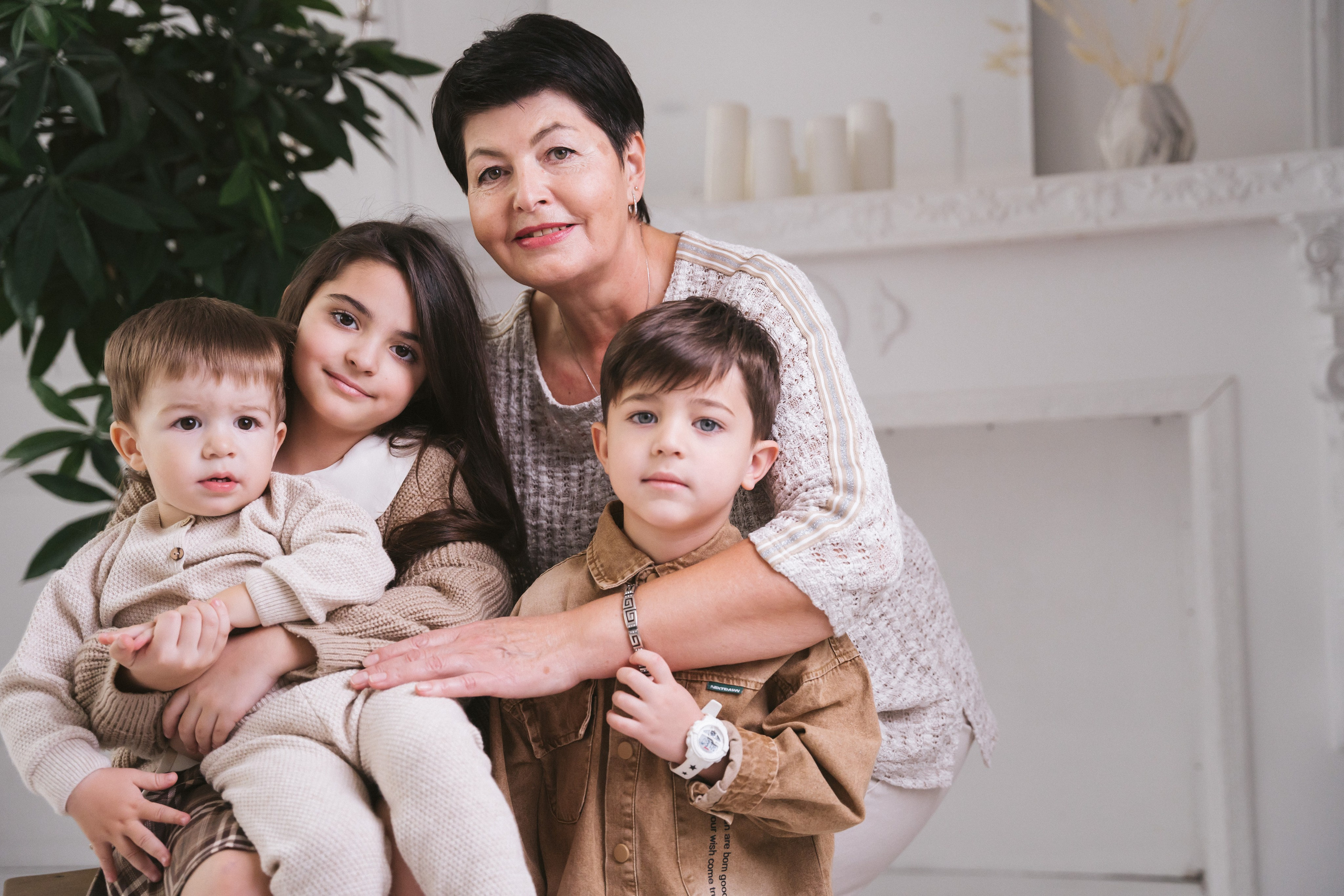 Счастливая бабушка и ее внуки. Портретный и семейный фотограф в Перми Мила Ульянова