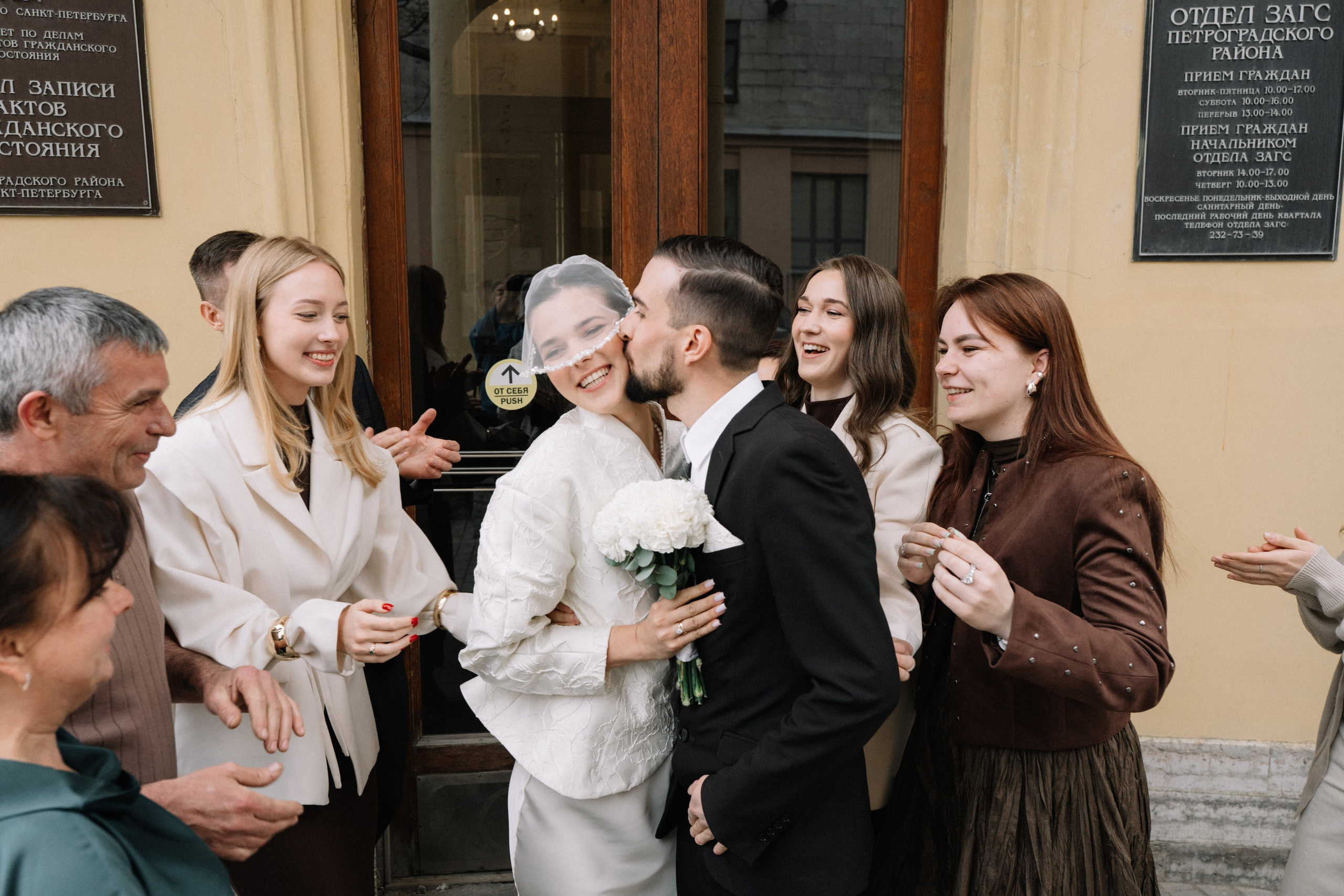 Свадебная фотосессия в Апреле в Петербурге. Свадебный фотограф Александр Невский в Санкт-Петербурге