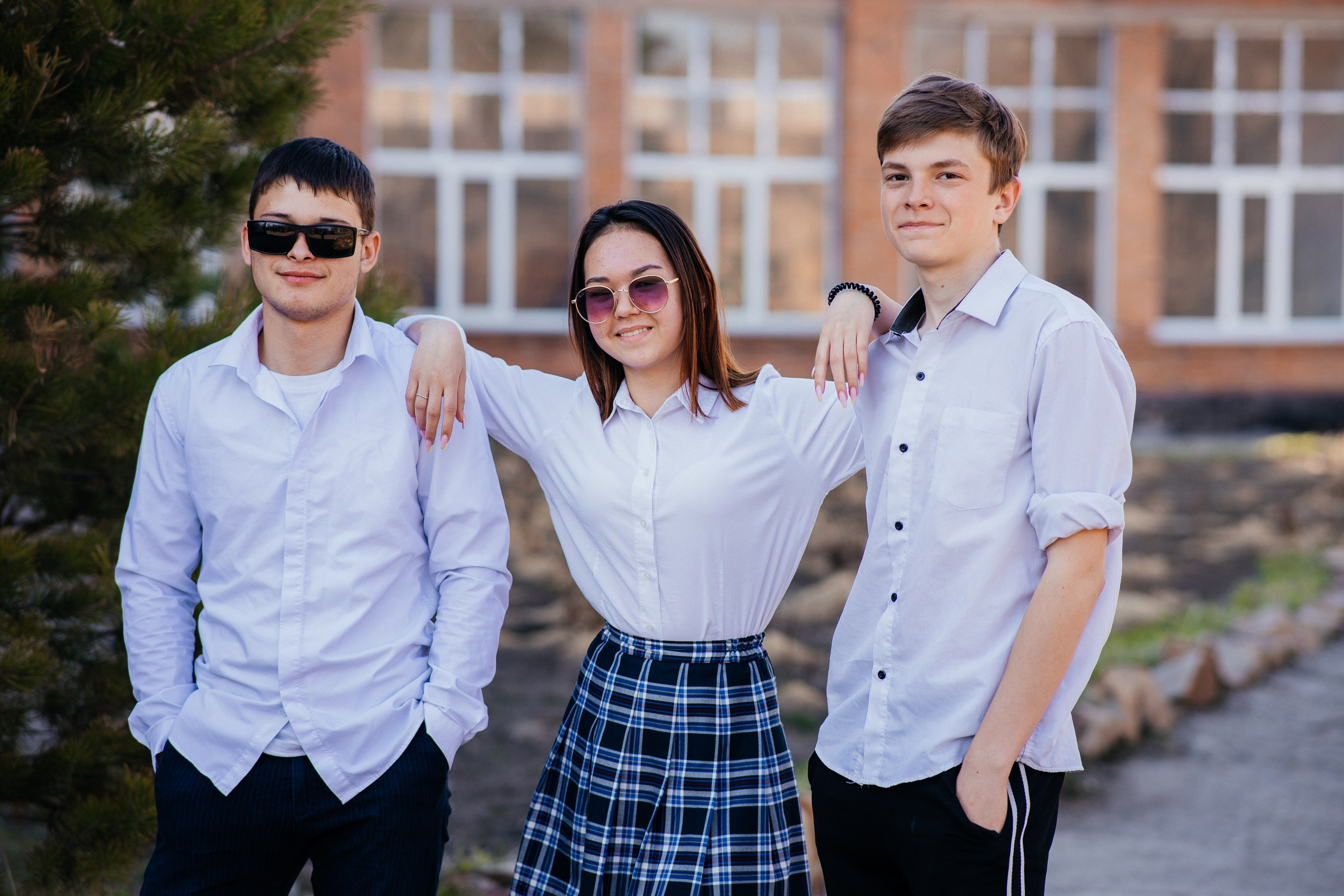 Выпускники Восточно Казахстанской Области на фото съемке выпускного альбома около школы