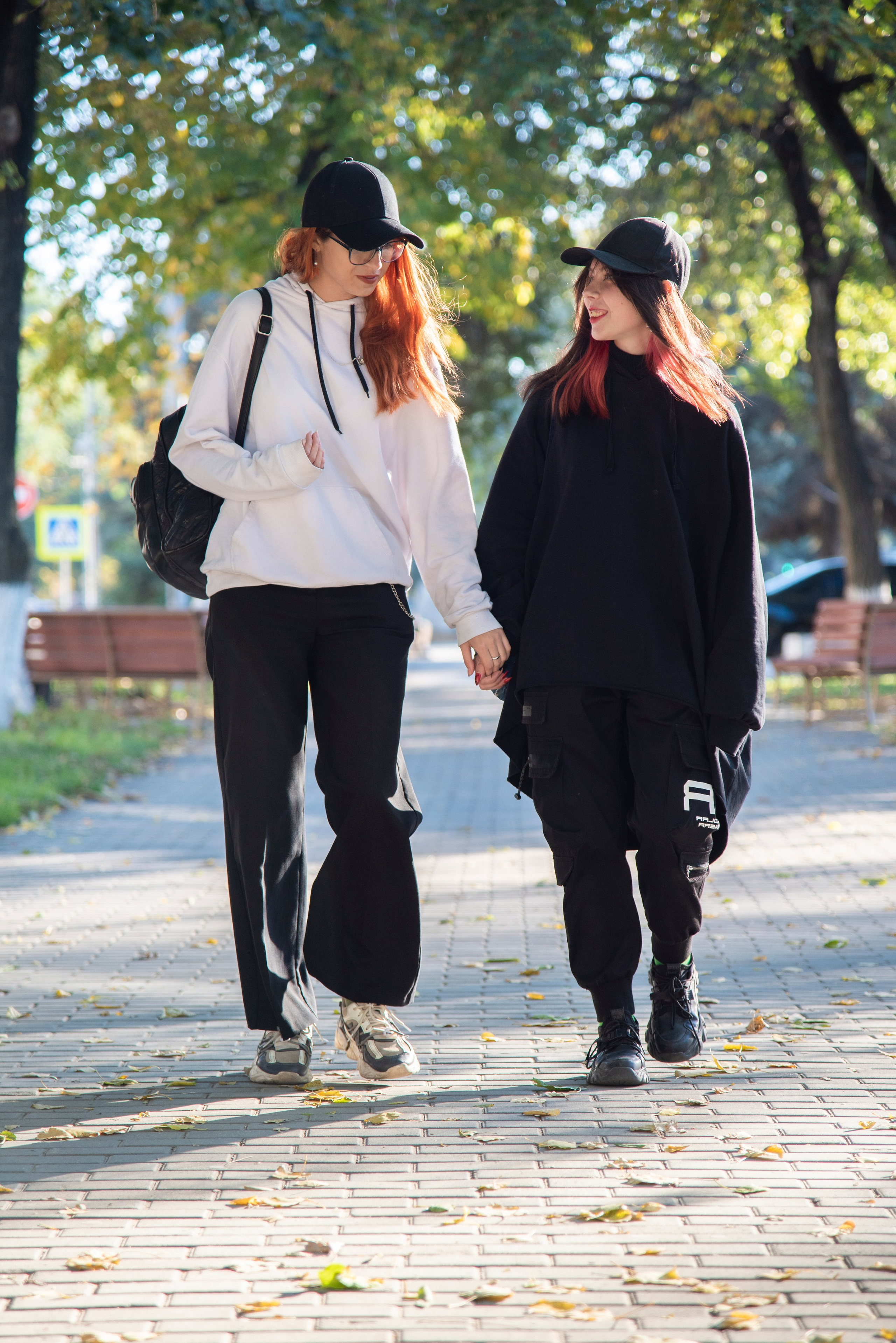 две подруги студентки. рюкзаки. чёрные. волосы. рыжие волосы. гранж стайл. каменск-шахтинский