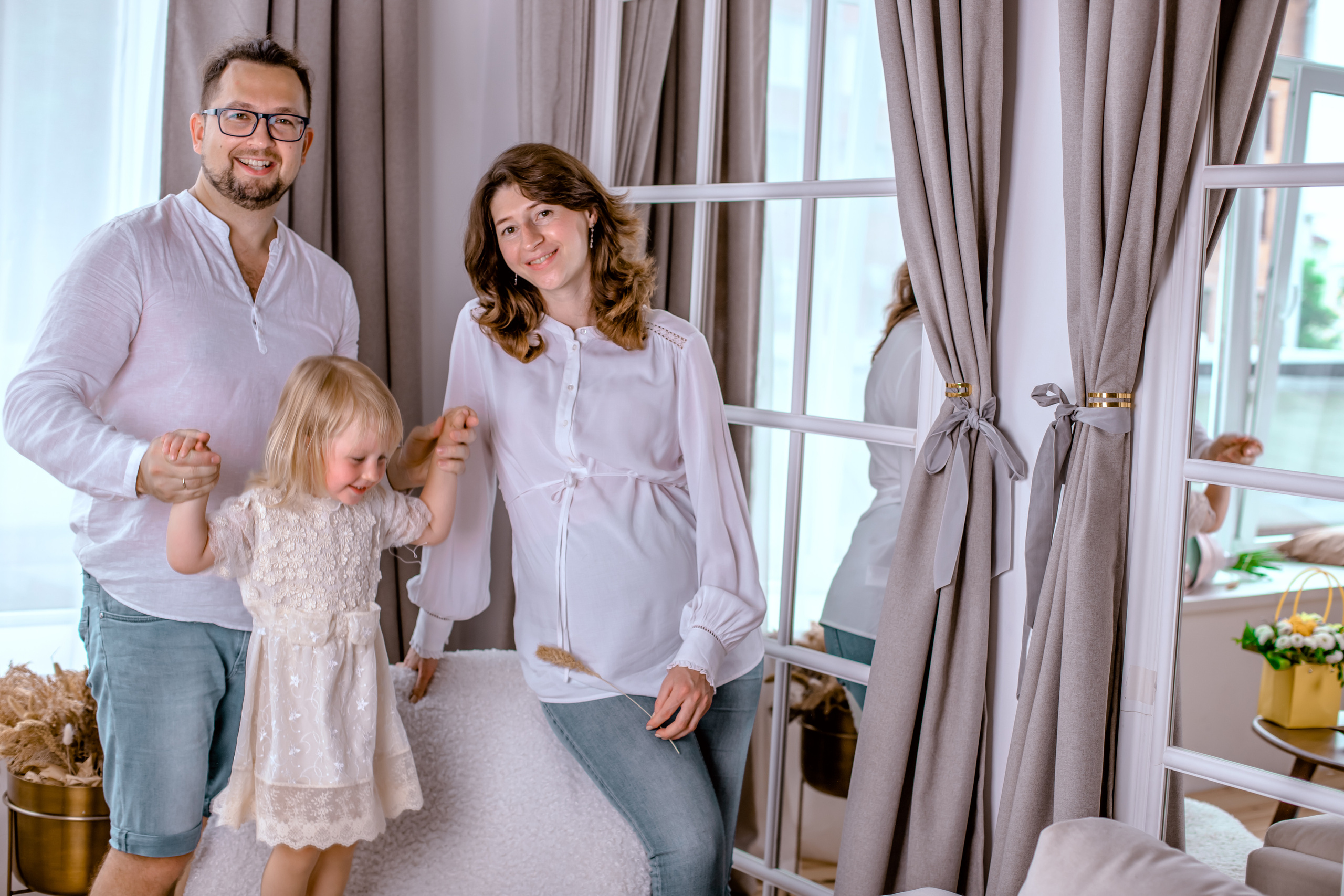 Мария с семьей в студии. Elena Sova — семейный и женский фотограф в Санкт-Петербурге